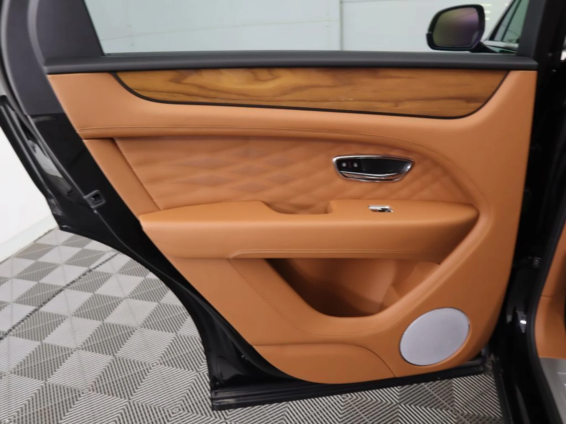 mph026_3557336296_new_2025_bentley_bentayga_v8awd_8119_22910537_27_1024_a816daa0f2