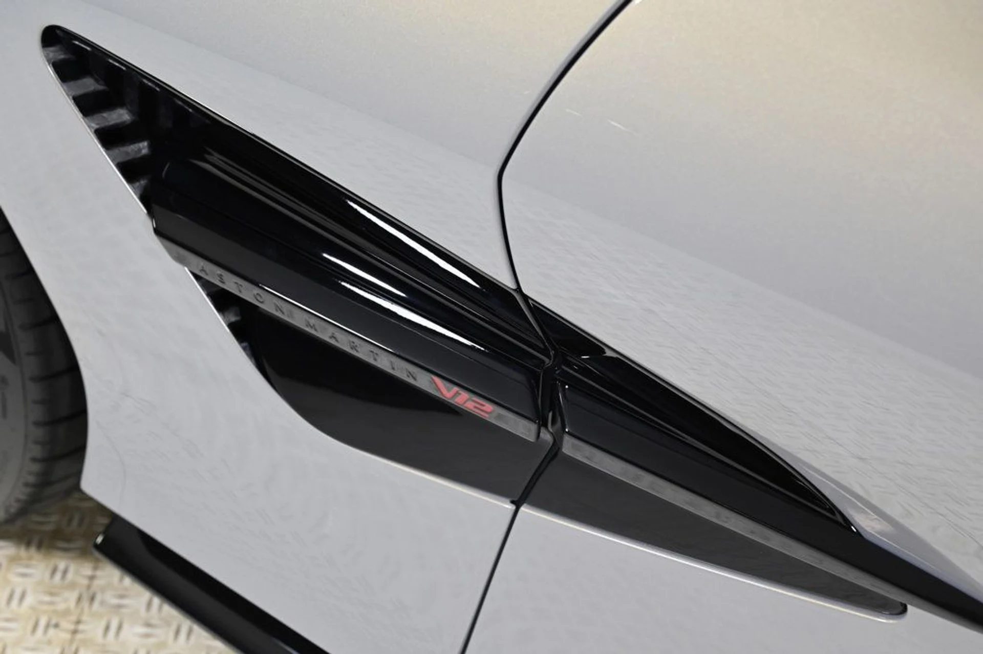 mph026_3573651309_new_2026_aston_martin_vanquish_volante_11350_22943643_26_1024_71b6ebb2db