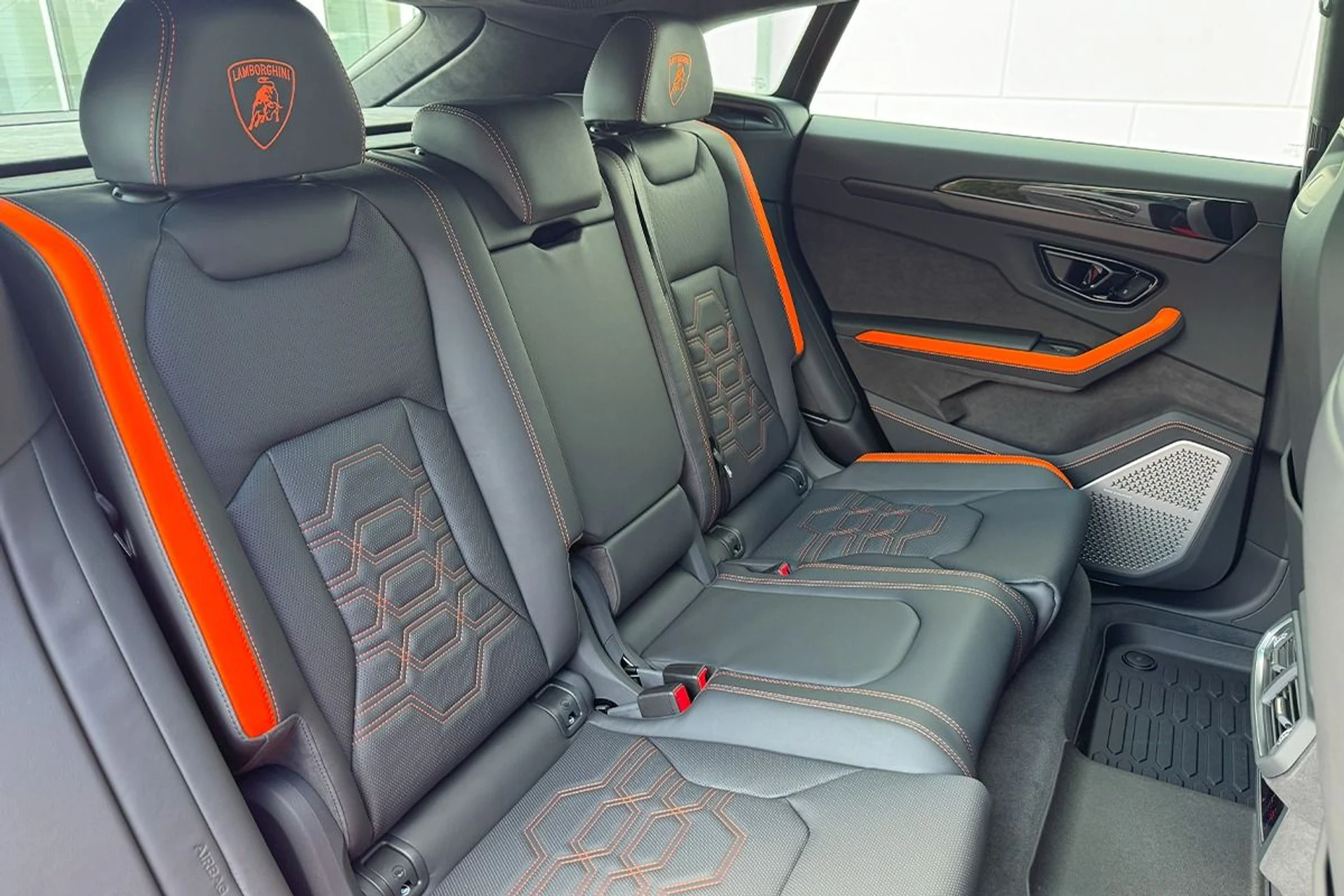 mph026_3589373630_Used_2025_Lamborghini_Urus_SE_1764804781_9505f987ea