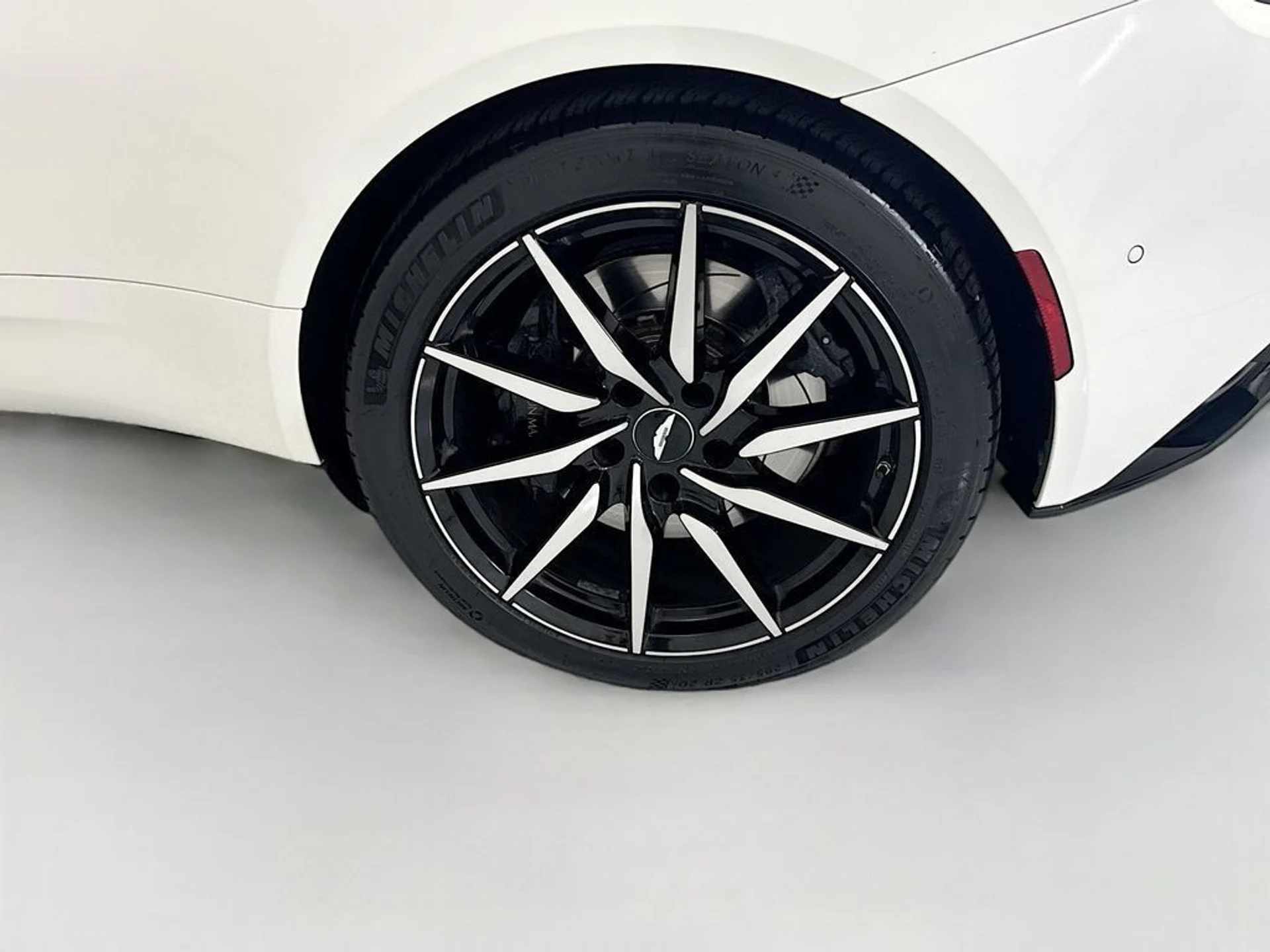 mph026_3605482997_used_2018_aston_martin_db11_v12coupe_8119_23017514_27_1024_b8b7bf24b0