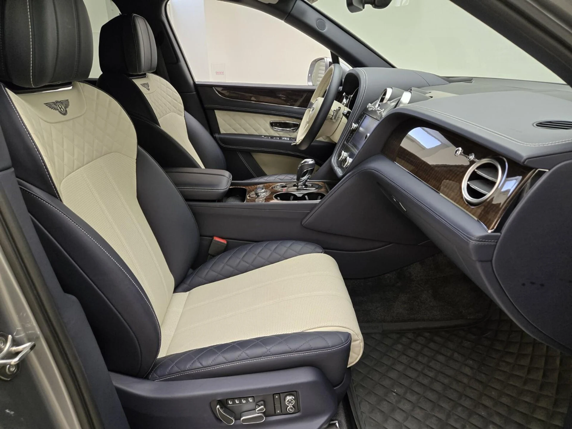 mph026_3644401600_Used_2018_Bentley_Bentayga_1760511495_886dc5a4e4