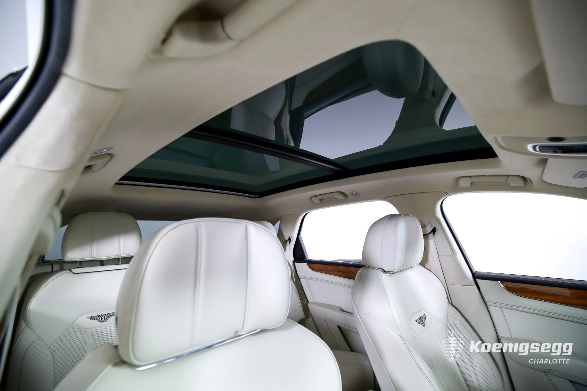 mph026_3646851429_Used_2023_Bentley_Bentayga_Hybrid_1760985662_ffa9b4fdcd