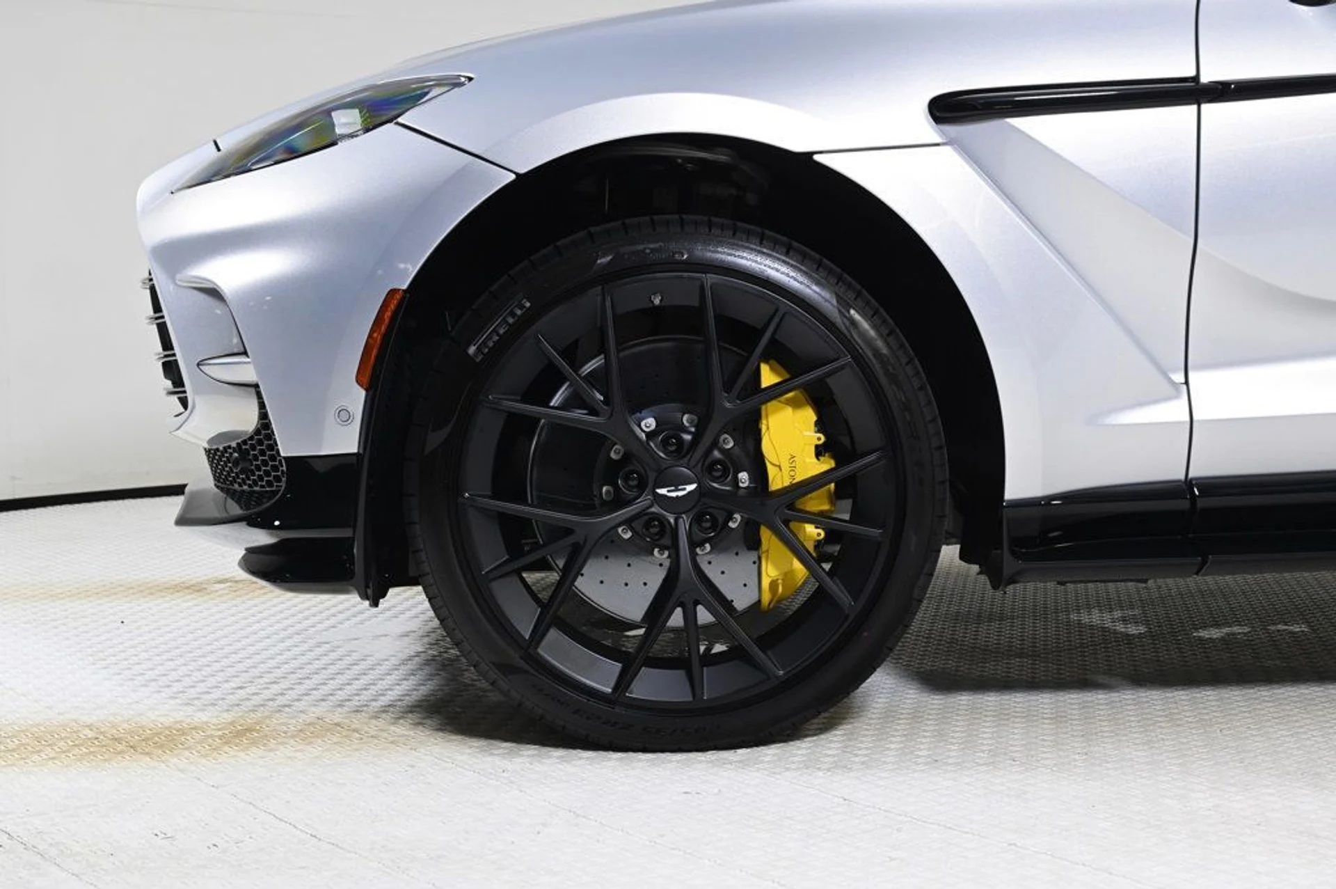mph026_3653296541_new_2025_aston_martin_dbx_707awd_11350_22933621_26_1024_01202645b9