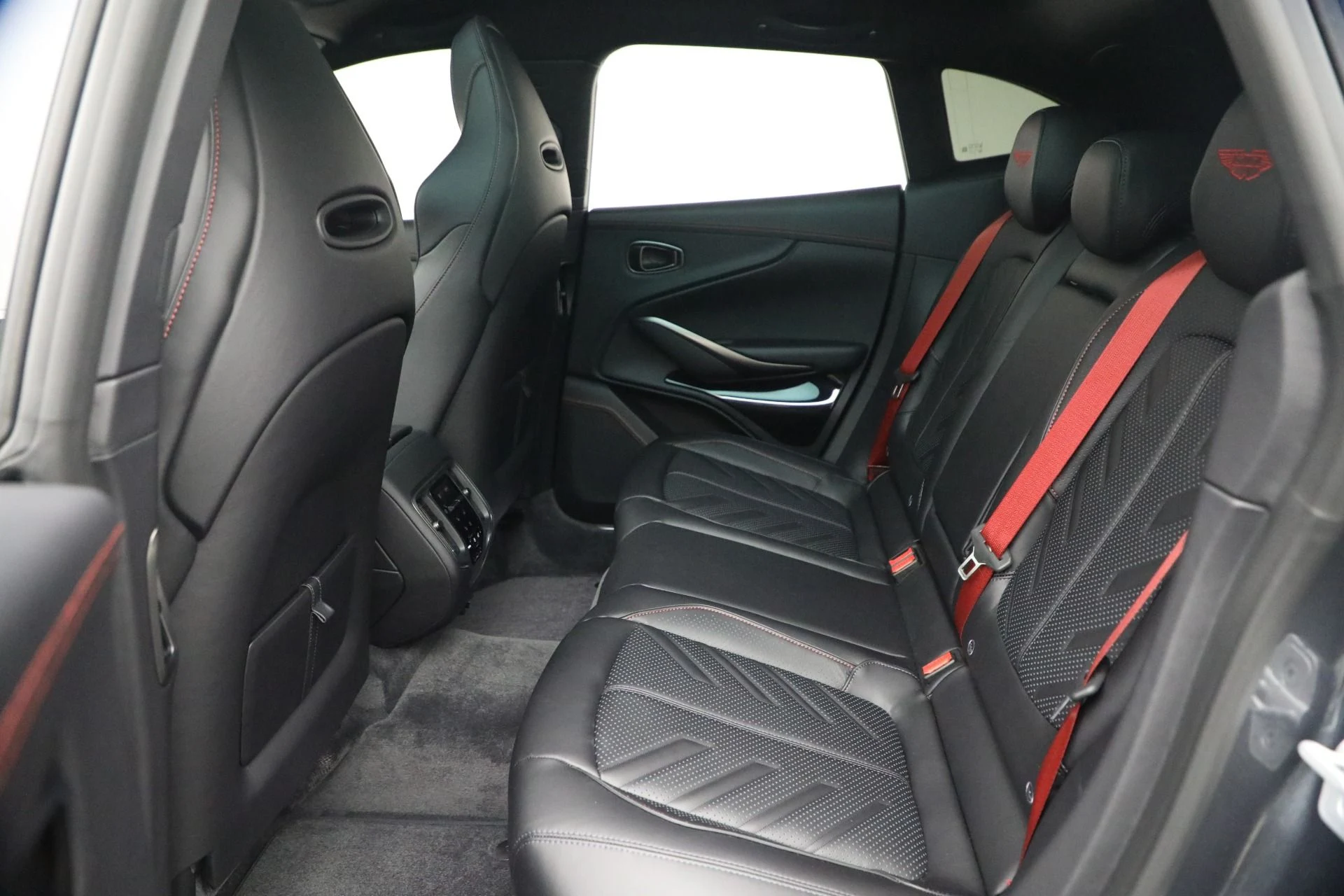 mph026_3671382246_New_2026_Aston_Martin_DBX_S_1775590547_5ef136fd8c