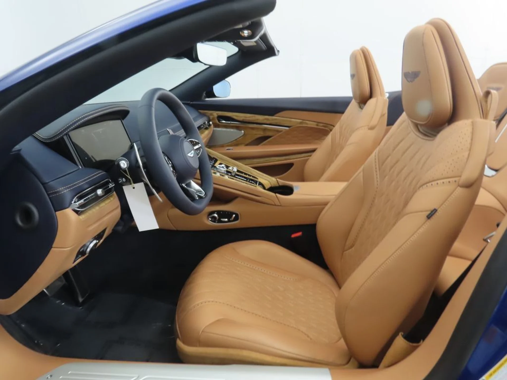 mph026_3675884981_used_2026_aston_martin_db12_volante_8119_23037586_27_1024_3e0ab077e5