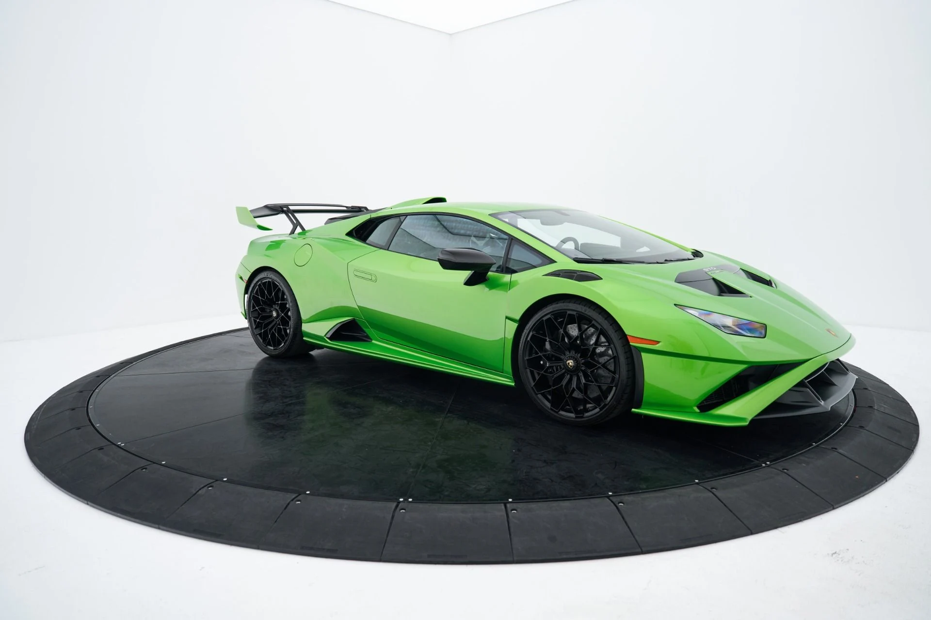mph026_3707342494_Used_2024_Lamborghini_Huracan_STO_Base_1793231424_8f68864e9b