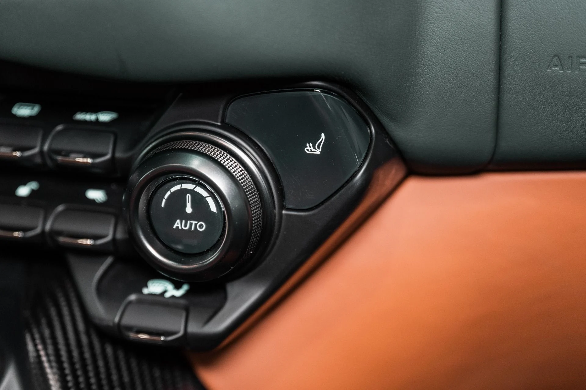 mph026_3747526776_Used_2023_Aston_Martin_Vantage_V12_1787760014_3b6a7ff05c