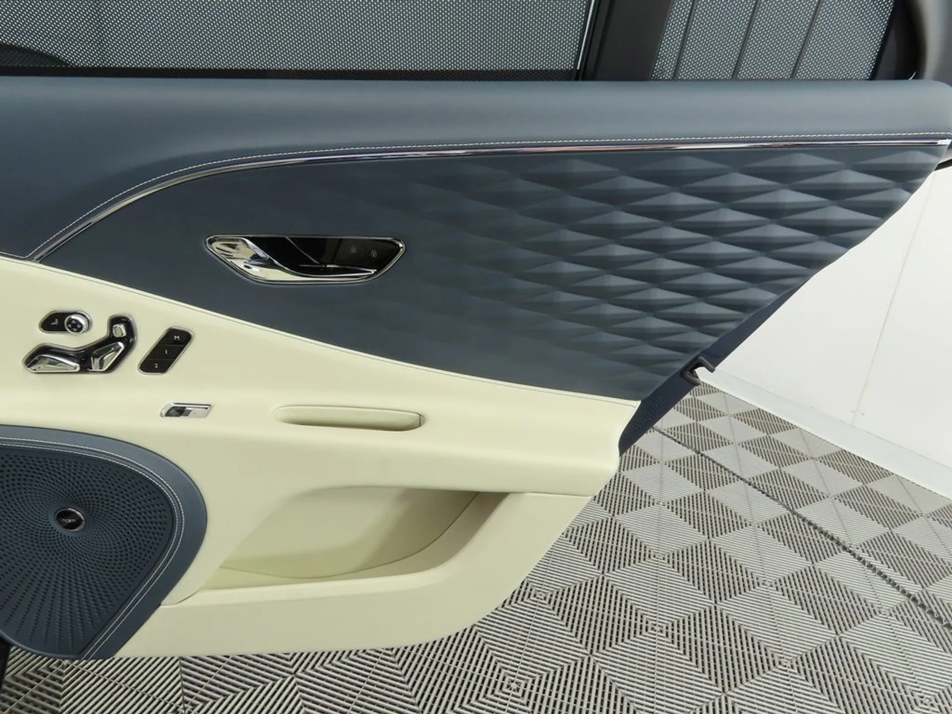 mph026_3748745271_used_2020_bentley_flying_spur_w12sedan_8119_22964614_27_1024_1d83d03748