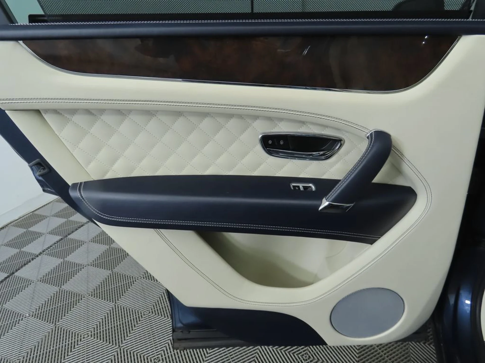 mph026_3799569874_used_2019_bentley_bentayga_v8awd_8119_22979397_27_1024_7178f969f0