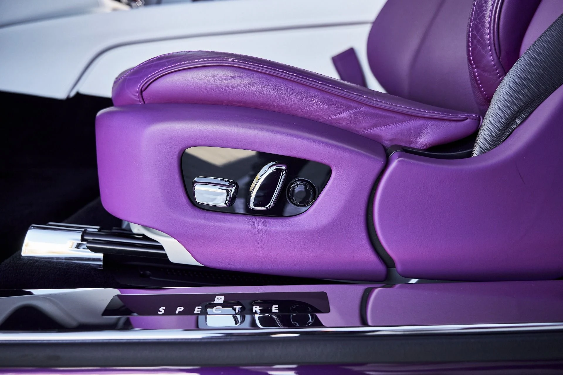 mph026_3858884895_Used_2024_Rolls_Royce_Spectre_Base_1771724483_7ef5d3ac09