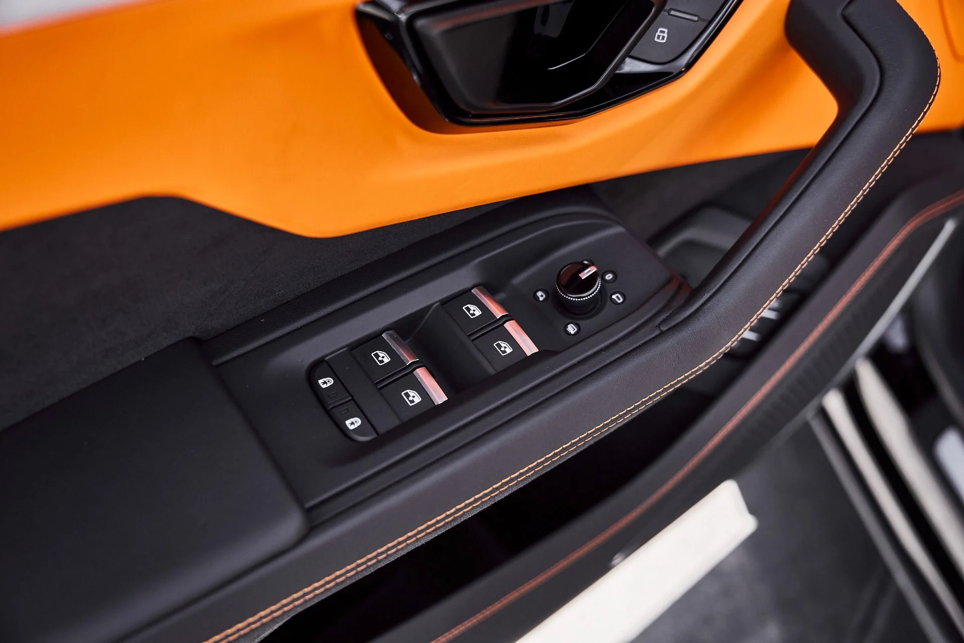mph026_3864324859_Used_2025_Lamborghini_Urus_SE_1779992002_b173c791a7