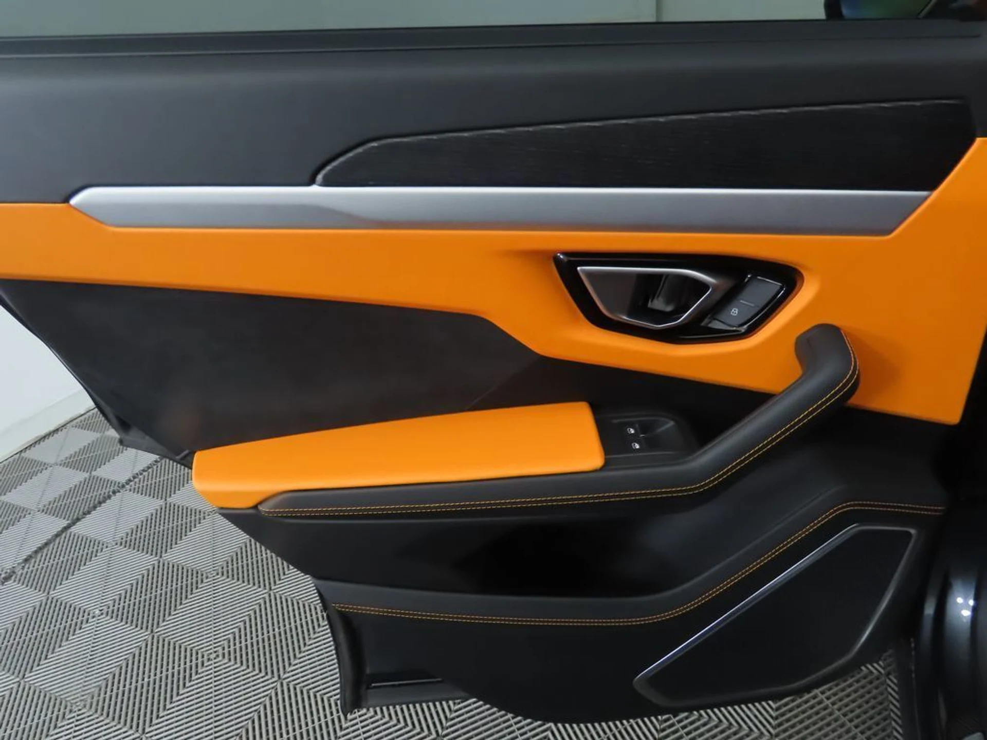 mph026_3952165389_used_2020_lamborghini_urus_awd_8119_22948232_27_1024_a28525a329