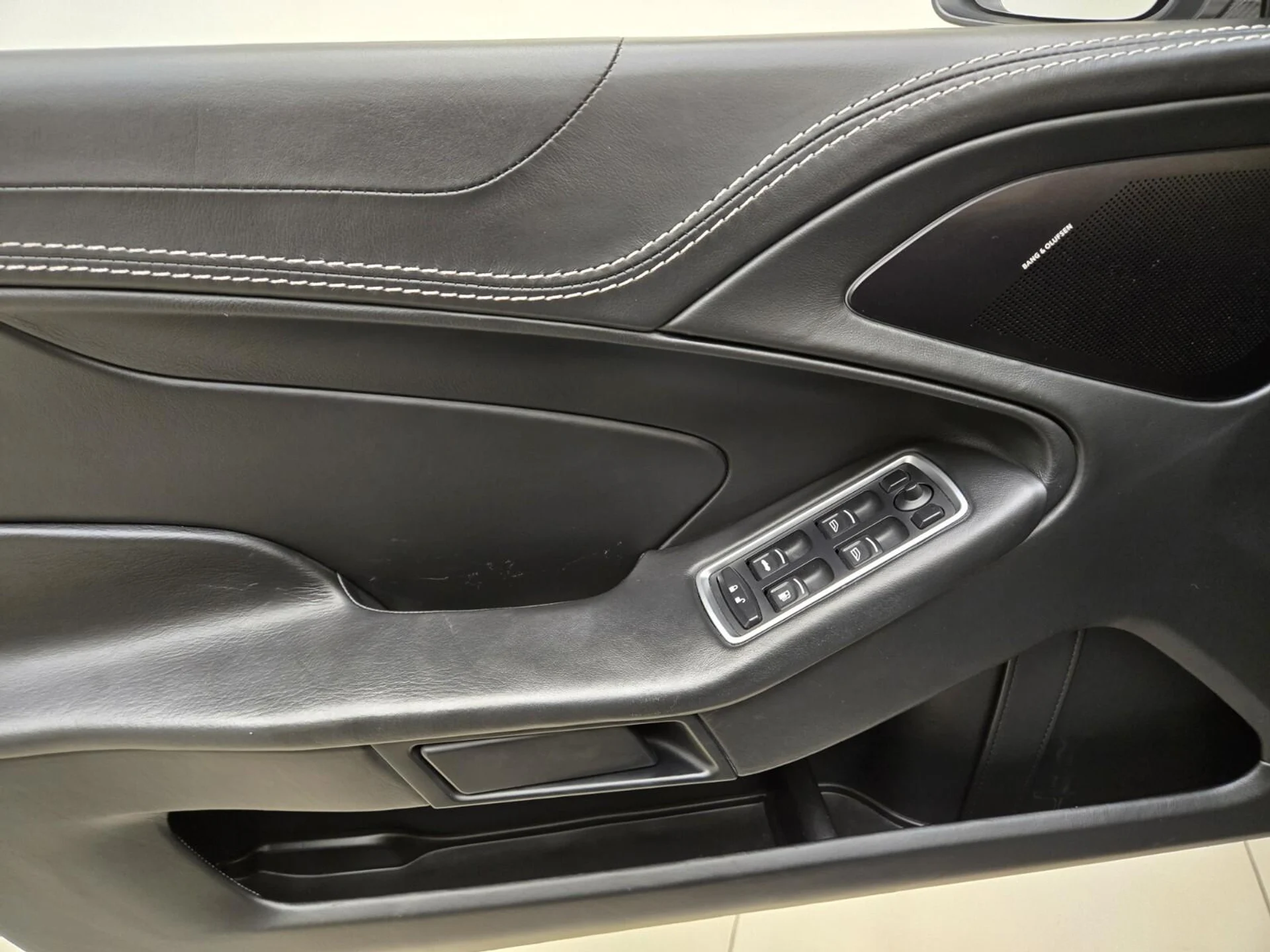 mph026_3953627908_Used_2015_Aston_Martin_Vanquish_Volante_1756882963_e58d5d08c4