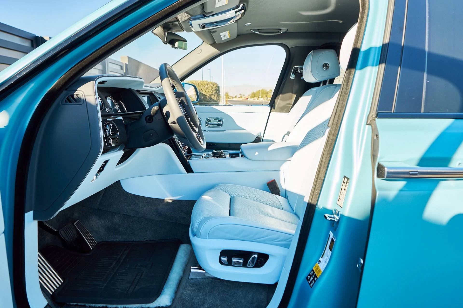 mph026_3966148435_Used_2022_Rolls_Royce_Cullinan_Black_Badge_1765411009_0b859e30b9