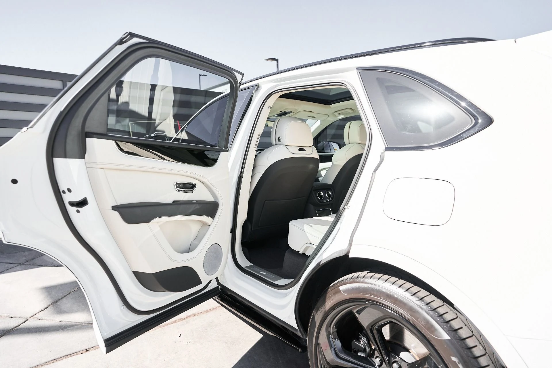 mph026_3988411504_Used_2024_Bentley_Bentayga_Hybrid_S_1759985924_d14cc38a86
