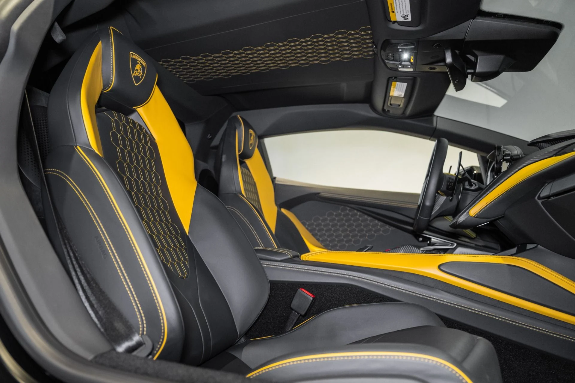 mph026_3996605920_Used_2024_Lamborghini_Revuelto_1761662248_24fb2962ad