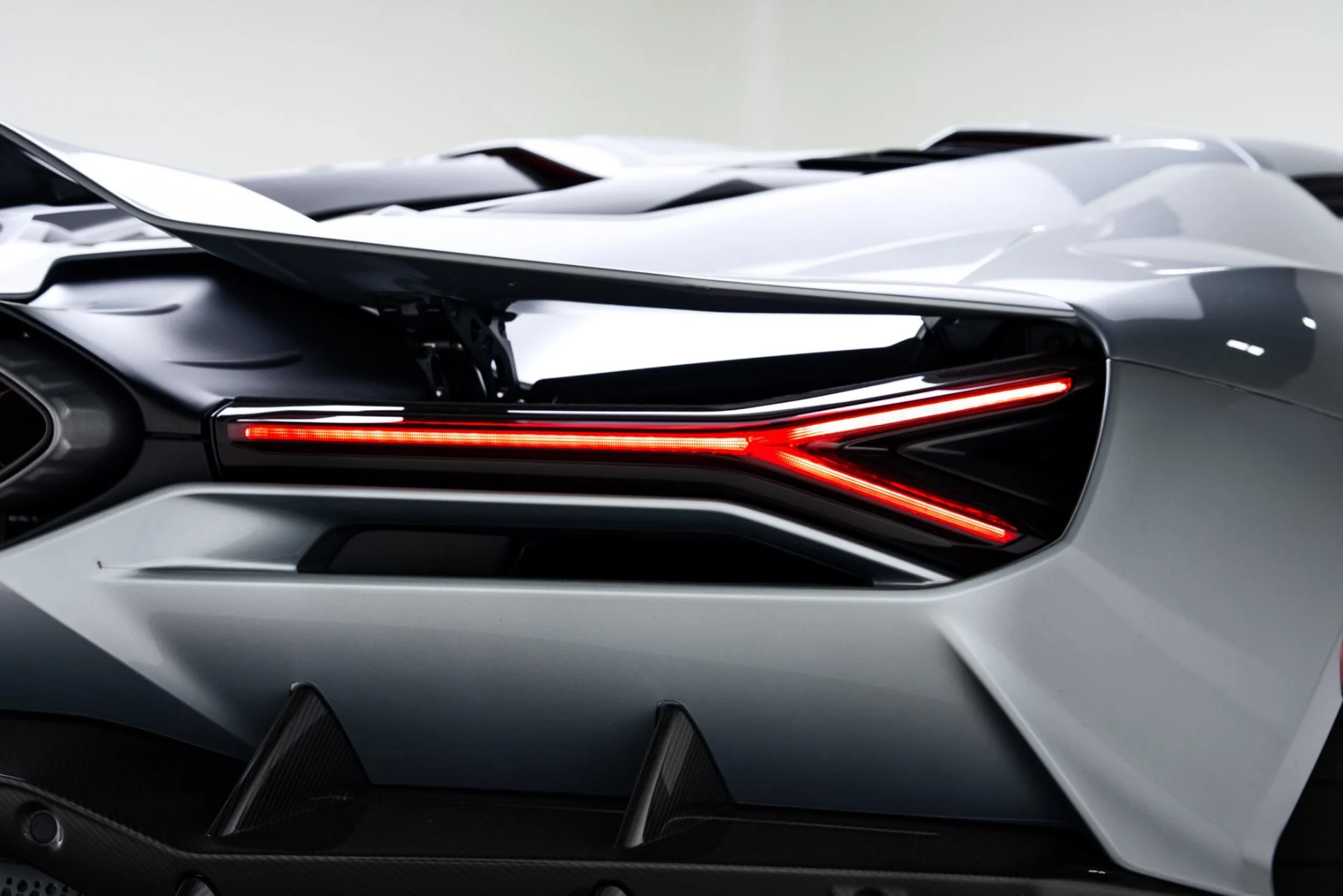 mph026_4018297836_Used_2025_Lamborghini_Revuelto_1770663111_a2026e2790