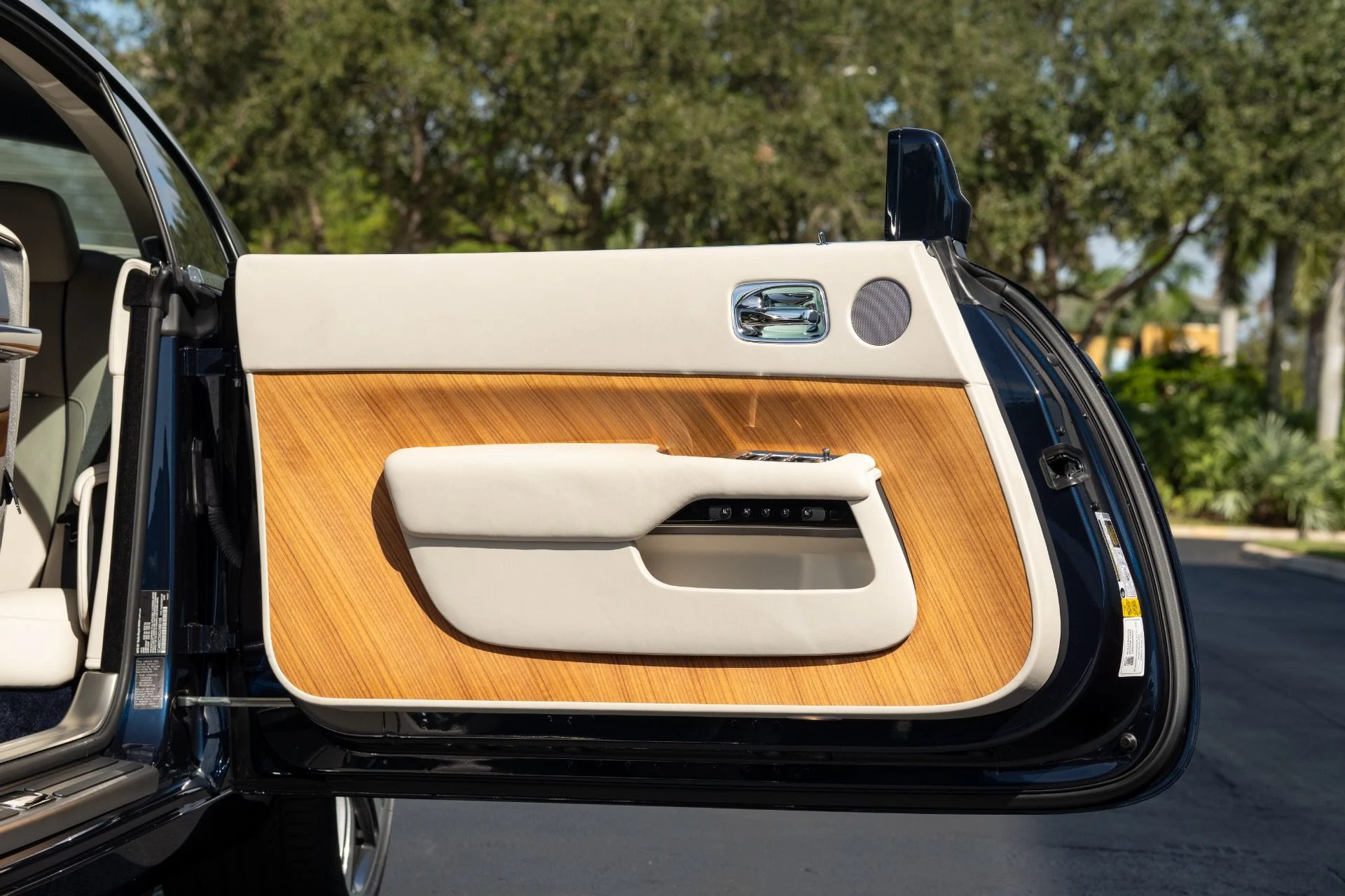 mph026_4022758215_Used_2016_Rolls_Royce_Wraith_1762887168_aab277b0d3