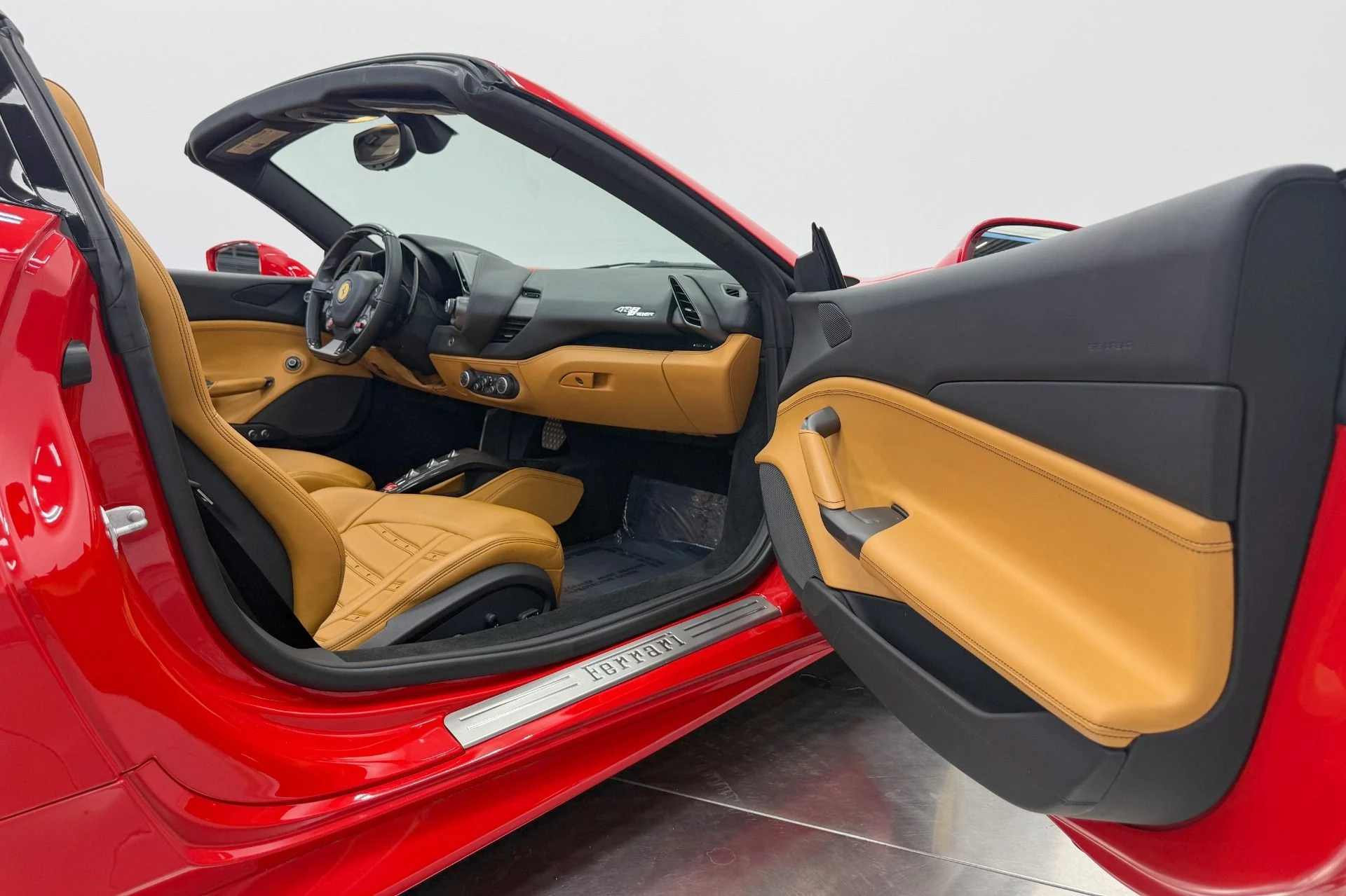 mph026_405818276_Used_2018_Ferrari_488_Spider_Carbon_Fiber_Steering_Wheel_w_LE_Ds_Daytona_Seats_1784734540_f1042bf930