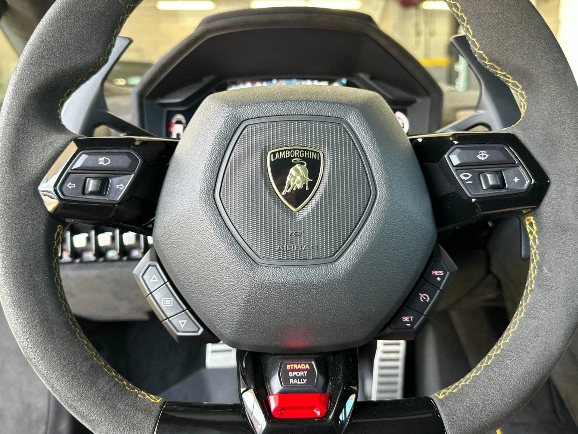 mph026_4059193722_Used_2023_Lamborghini_Huracan_Sterrato_Base_1747423546_8586a446c0