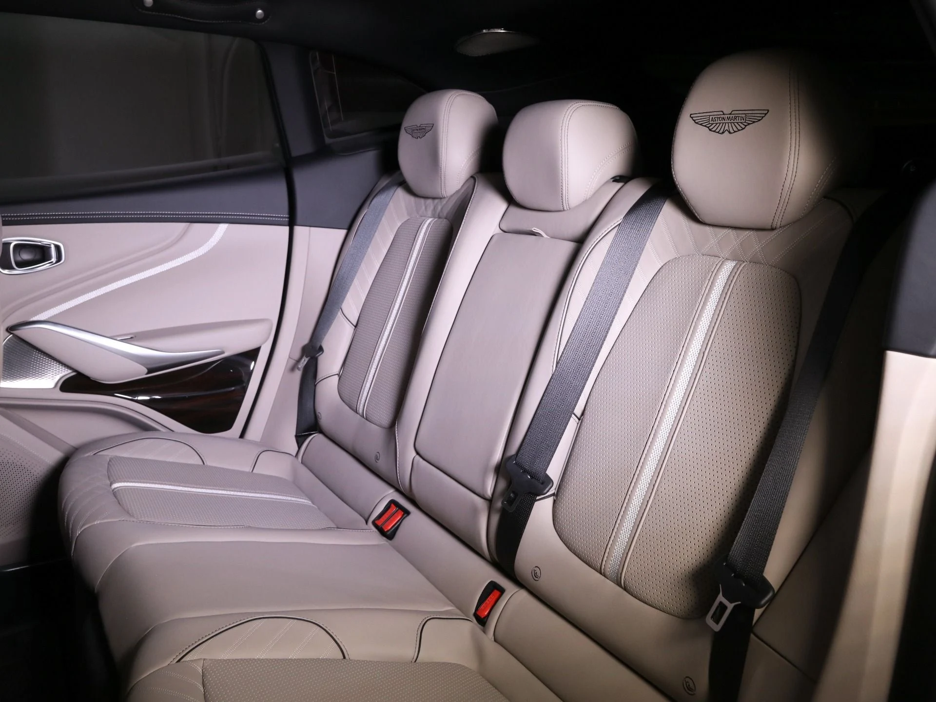 mph026_4070103221_New_2025_Aston_Martin_DBX_707_1758482586_2cd2ef6723