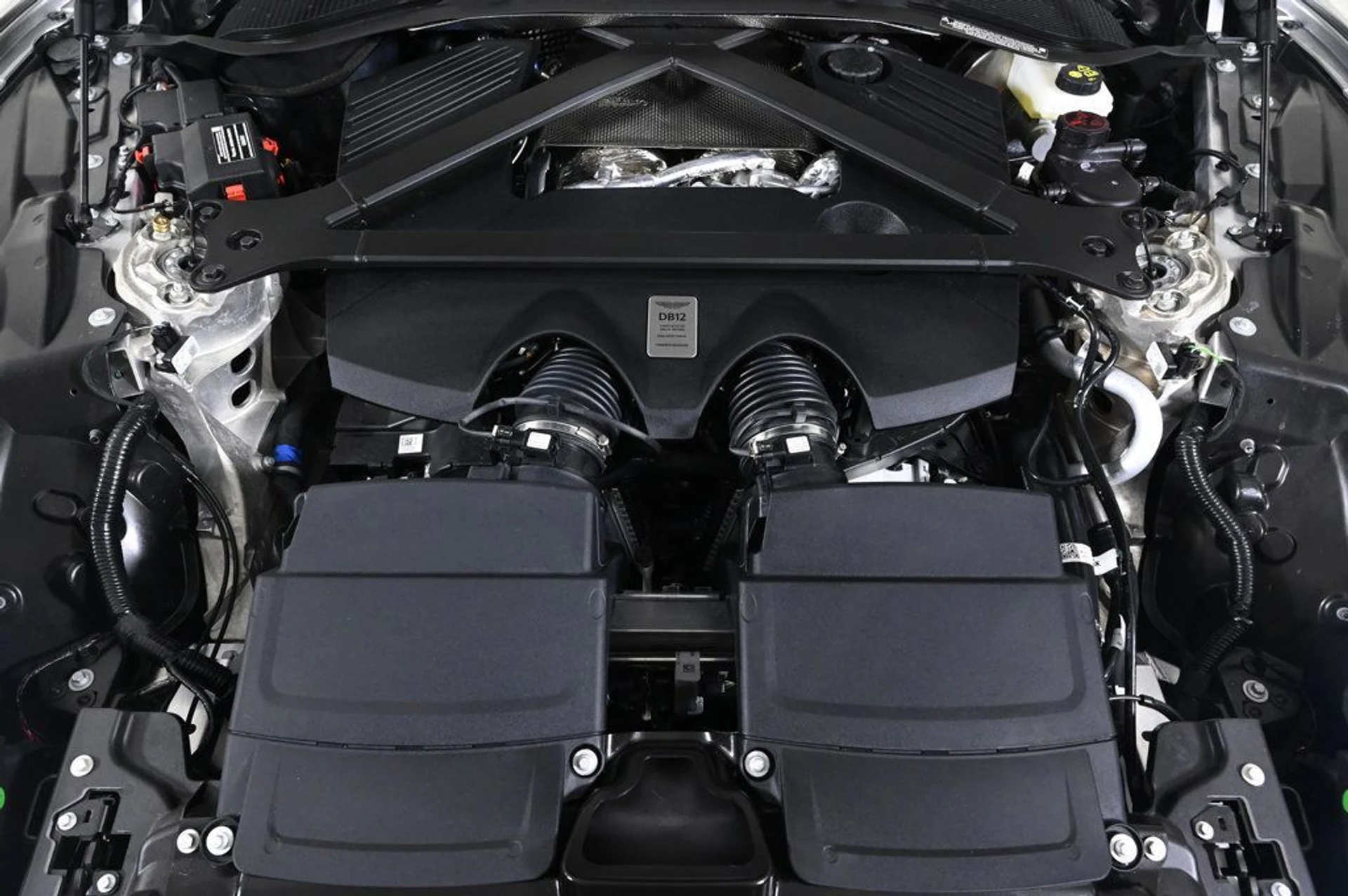 mph026_4092359992_new_2026_aston_martin_db12_11350_22941793_26_1024_0e23a6487e