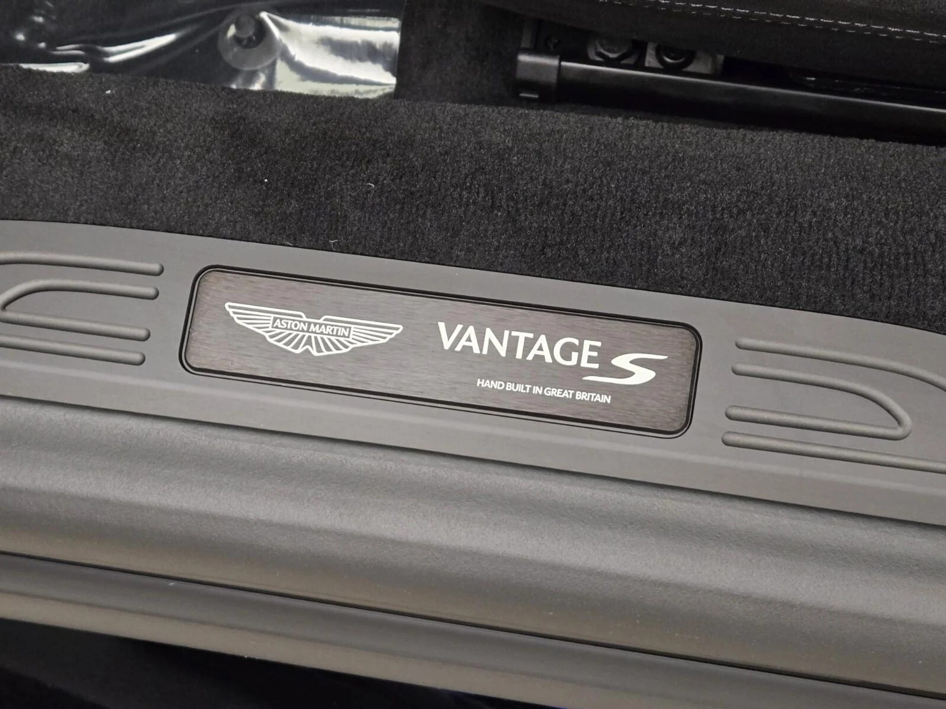 mph026_4096004423_New_2026_Aston_Martin_Vantage_S_1775539085_677f2d7712