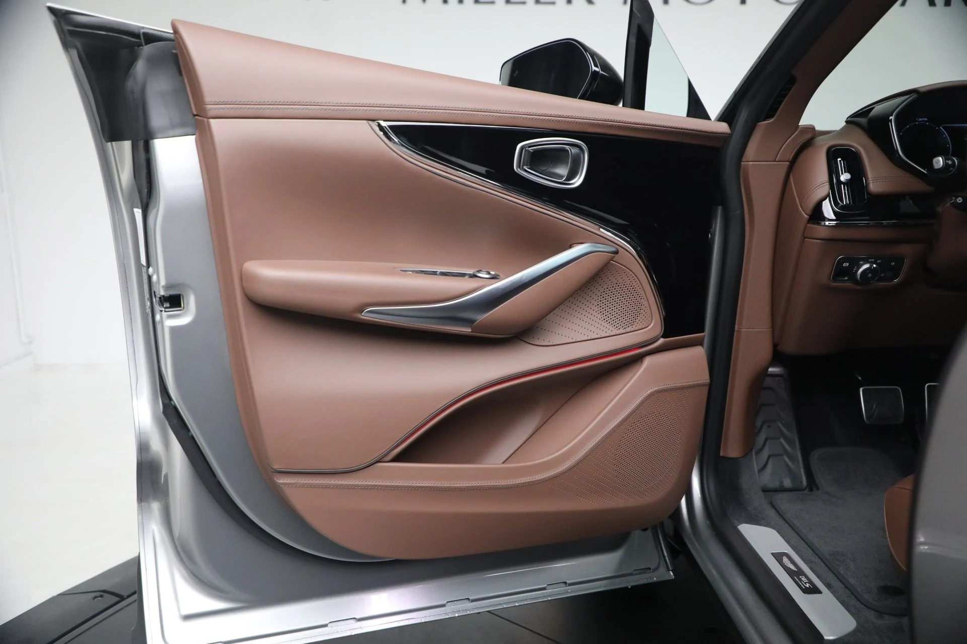 mph026_412860321_New_2026_Aston_Martin_DBX_S_1765053352_32a713ba6d