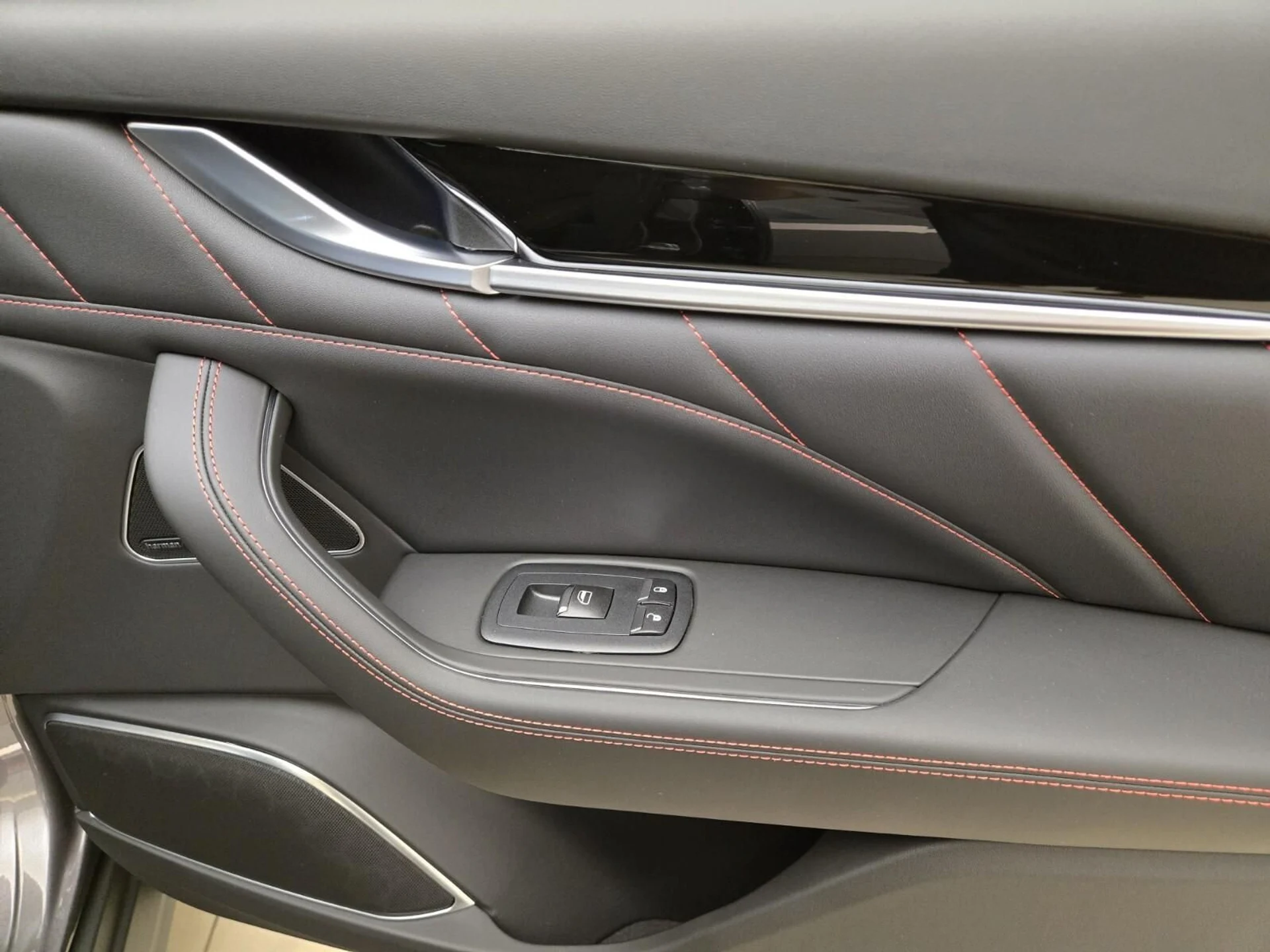 mph026_4134762234_New_2024_Maserati_Levante_GT_1753161610_bb60f39880