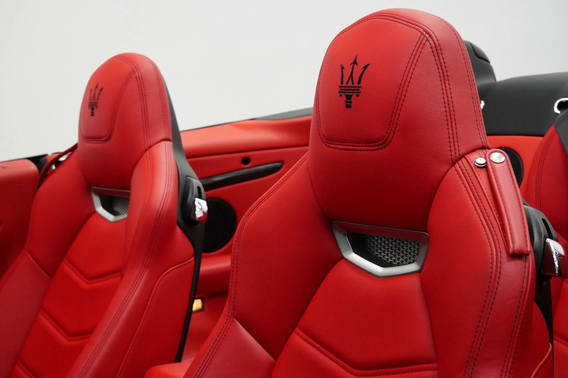 mph026_4150711915_Used_2019_Maserati_Gran_Turismo_Convertible_Sport_Rare_Color_Carbon_Fiber_Interior_Trim_1773689122_4cc3dafa1f