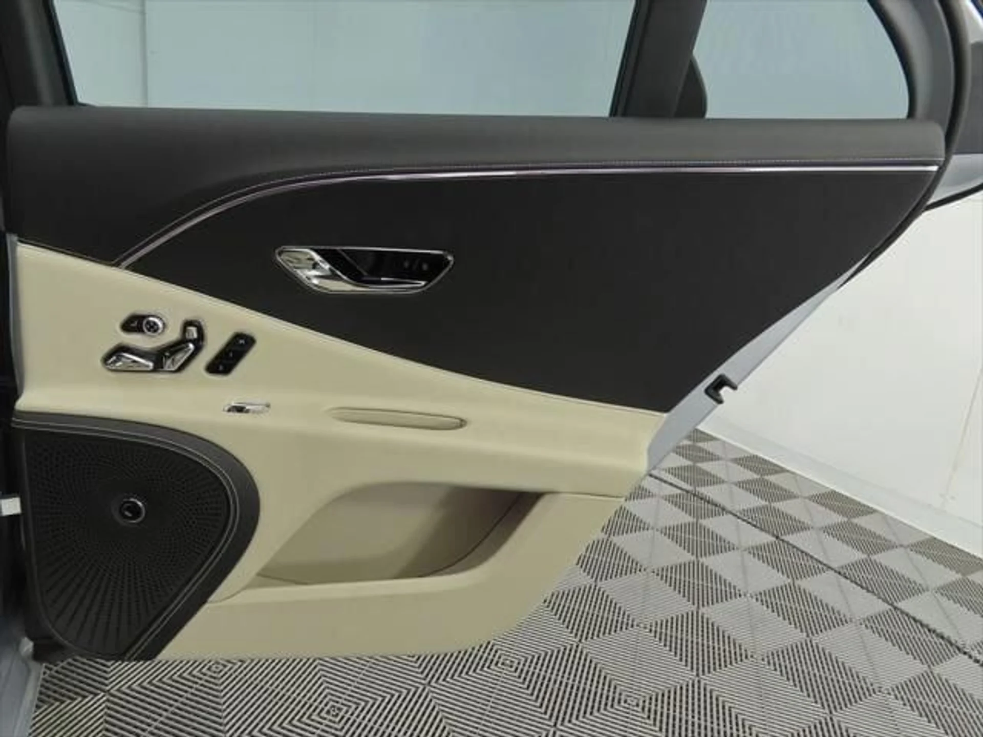 mph026_4152617136_used_2025_bentley_flying_spur_blackeditionsedan_8119_23021249_27_640_3f80b0e6f8
