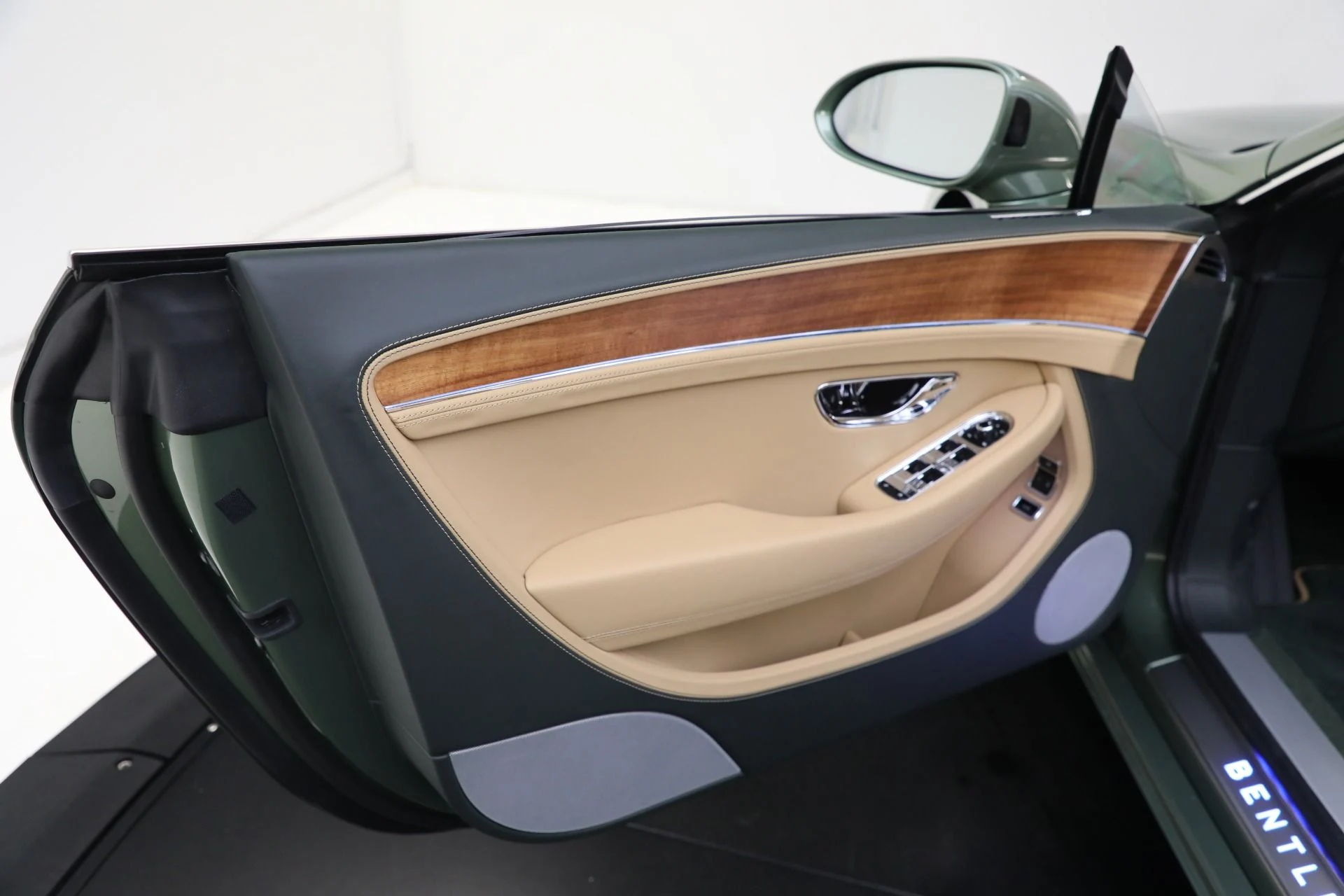 mph026_4154294873_New_2024_Bentley_Continental_GTC_V8_f184c0dc36