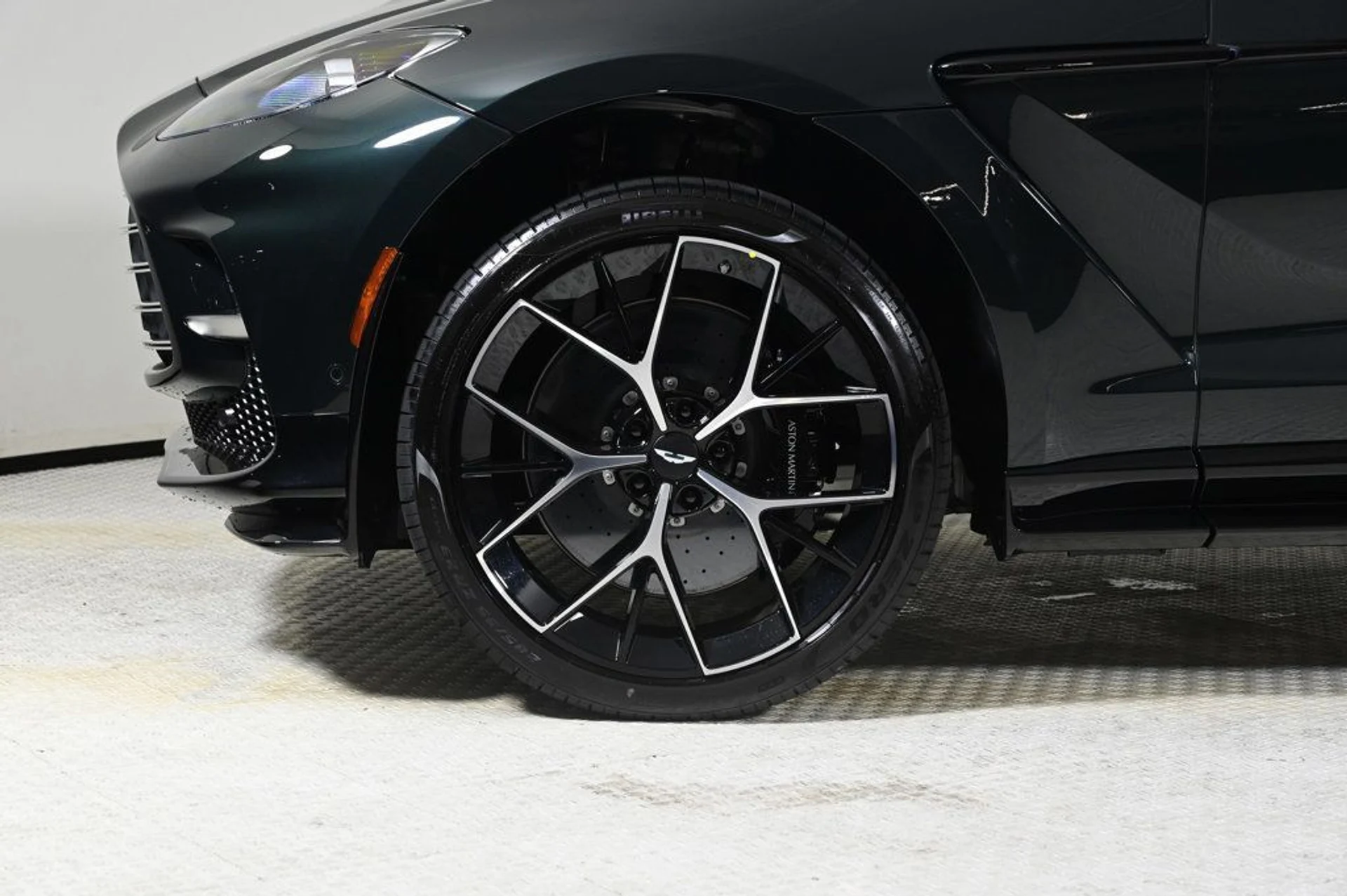 mph026_4181825297_new_2026_aston_martin_dbx_707awd_11350_22969412_26_1024_88f2d2689c