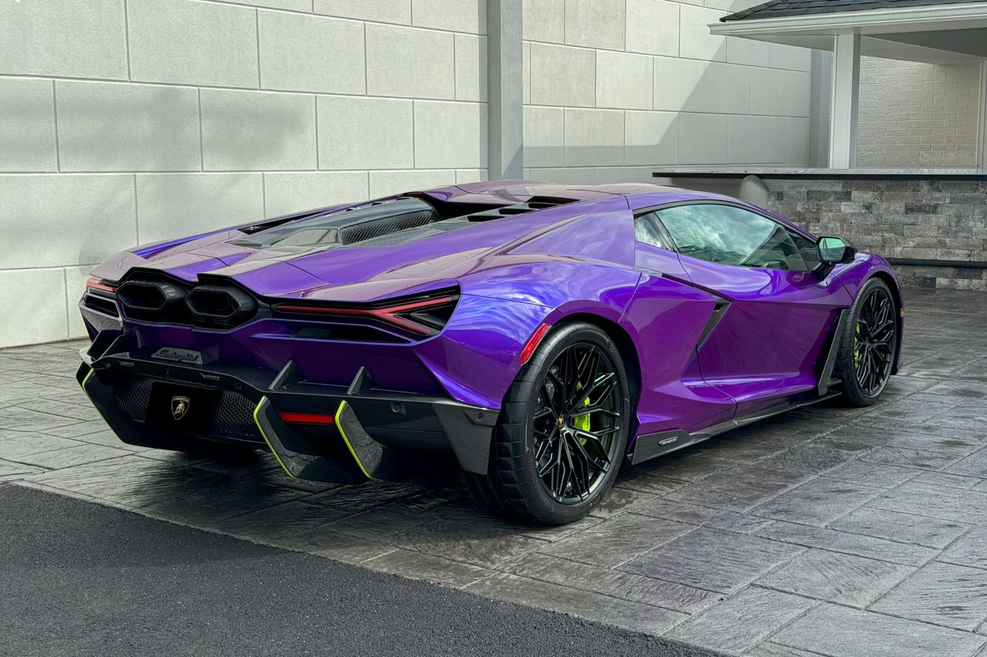 mph026_4199850275_Used_2024_Lamborghini_Revuelto_1741338657_ae34efb57b