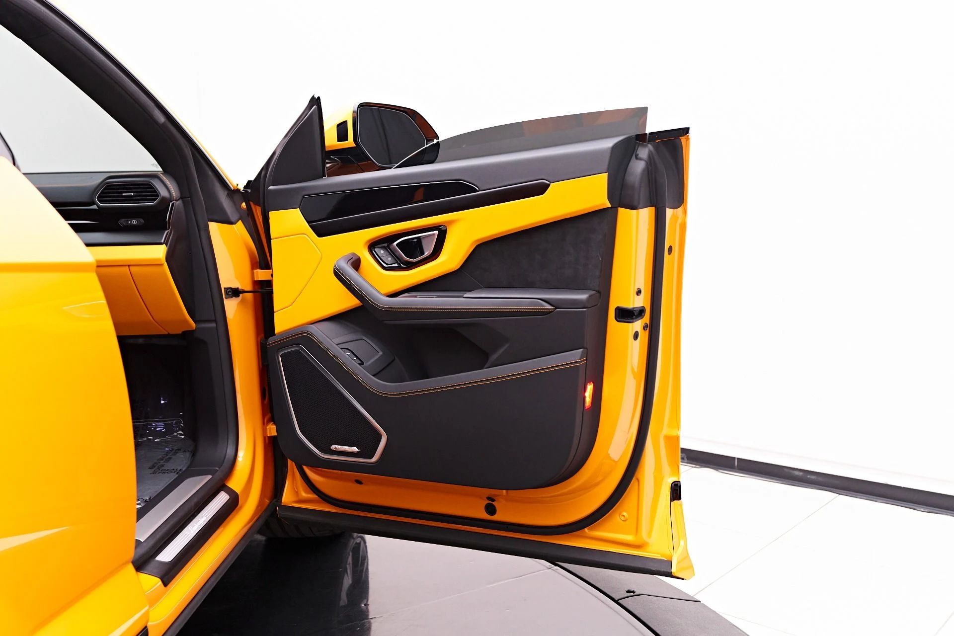 mph026_4203963543_Used_2023_Lamborghini_Urus_S_1747338722_a575f9f77c