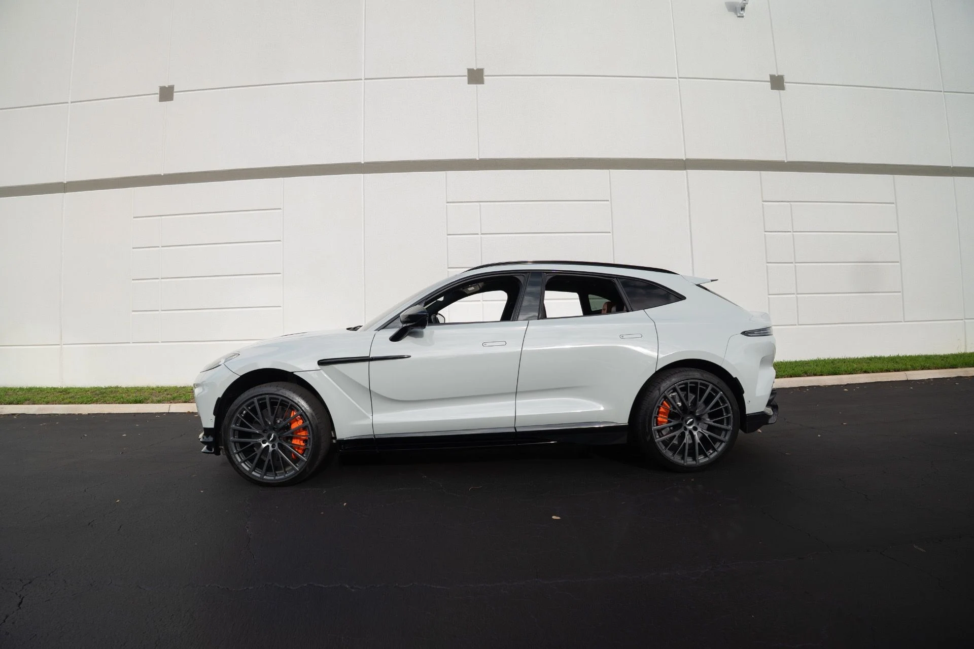 mph026_4216367839_Used_2023_Aston_Martin_DBX_707_1756441558_63464462af