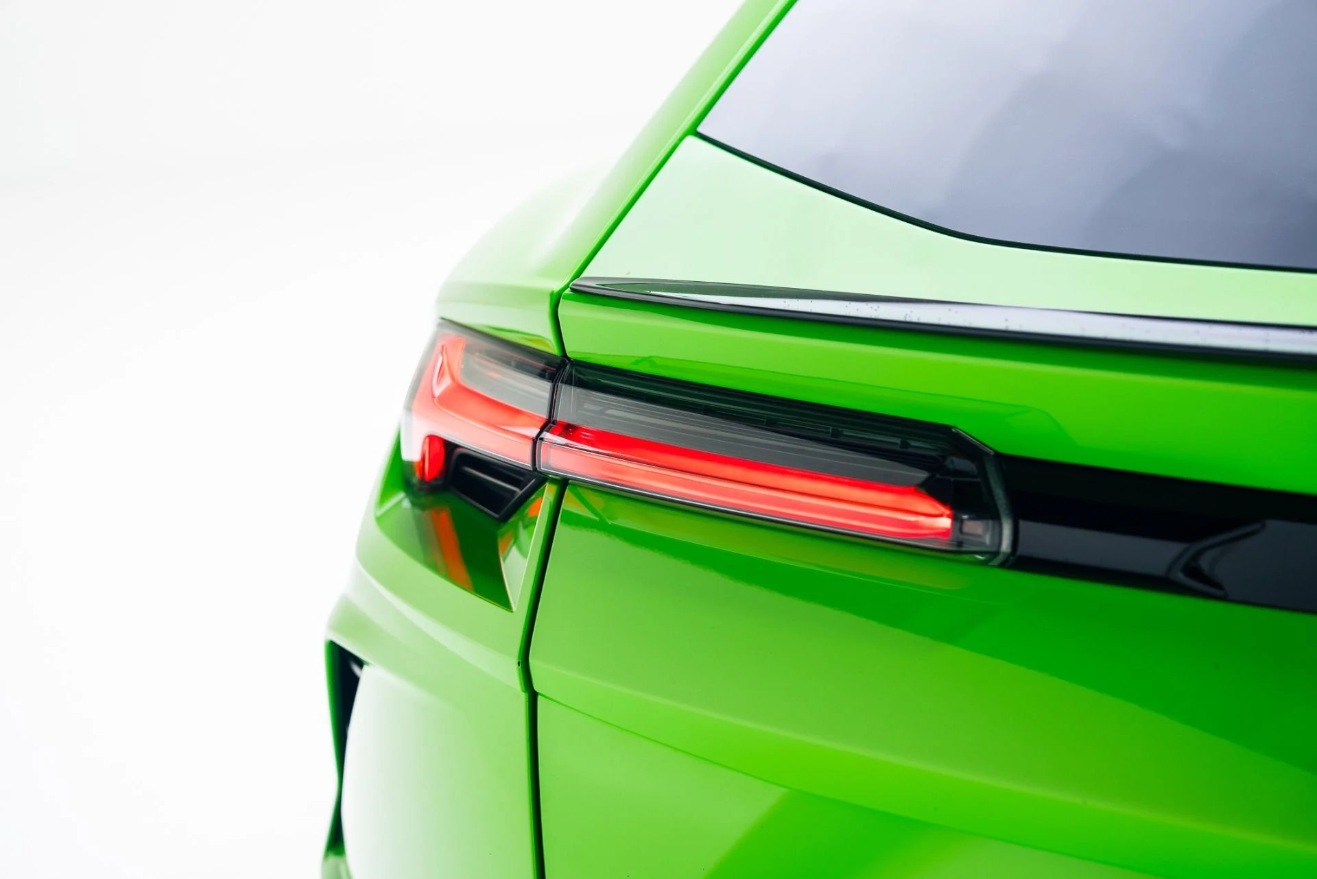 mph026_4218461675_Used_2021_Lamborghini_Urus_1766090518_32bcb976fc