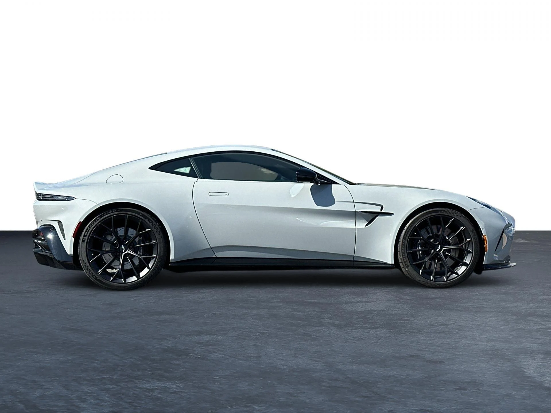 mph026_456750761_New_2025_Aston_Martin_Vantage_Base_1747424414_ed695c495a