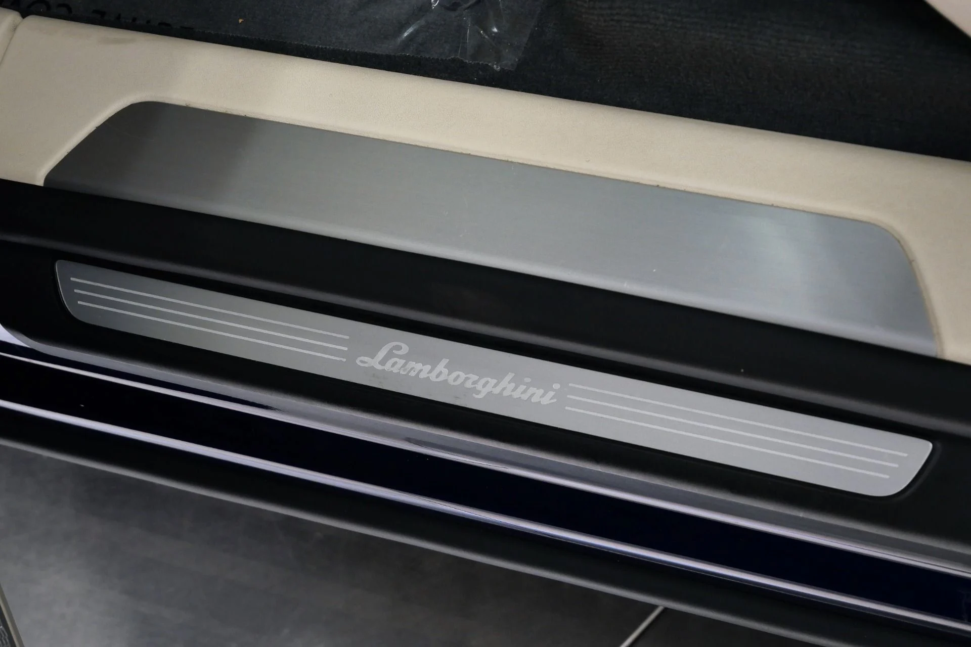 mph026_48281152_Used_2022_Lamborghini_Urus_23_Inch_Wheels_Two_Tone_Interior_Bang_and_Olufsen_Audio_1775677581_e2bfa4ea77