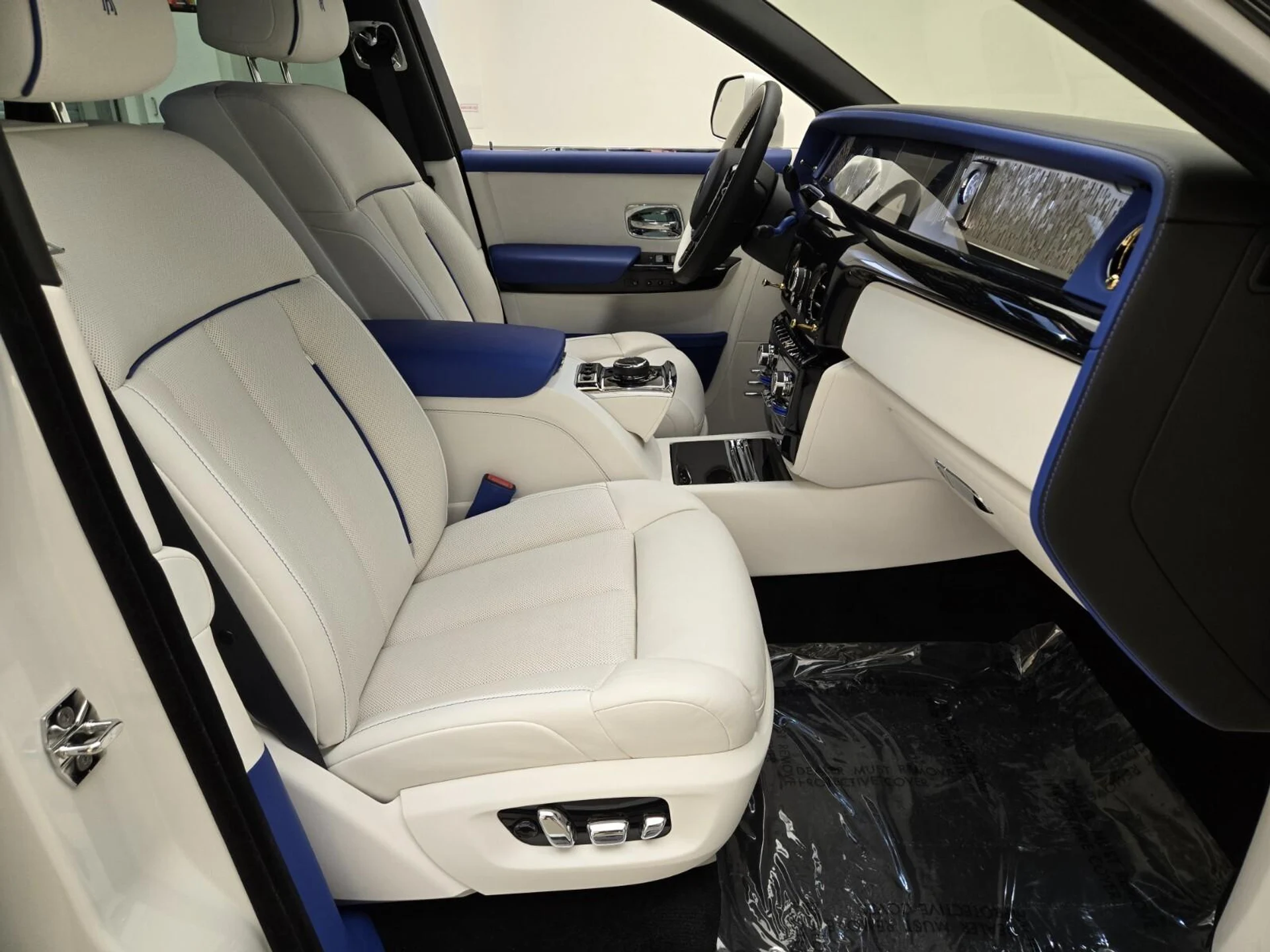 mph026_489334768_Used_2023_Rolls_Royce_Phantom_1755413507_e204696577