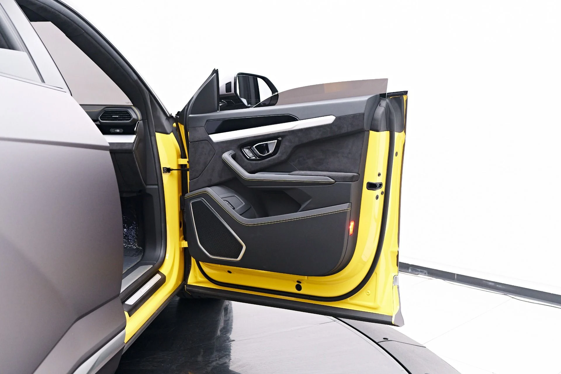 mph026_491213152_Used_2021_Lamborghini_Urus_Base_1758751750_24e7f3fa45