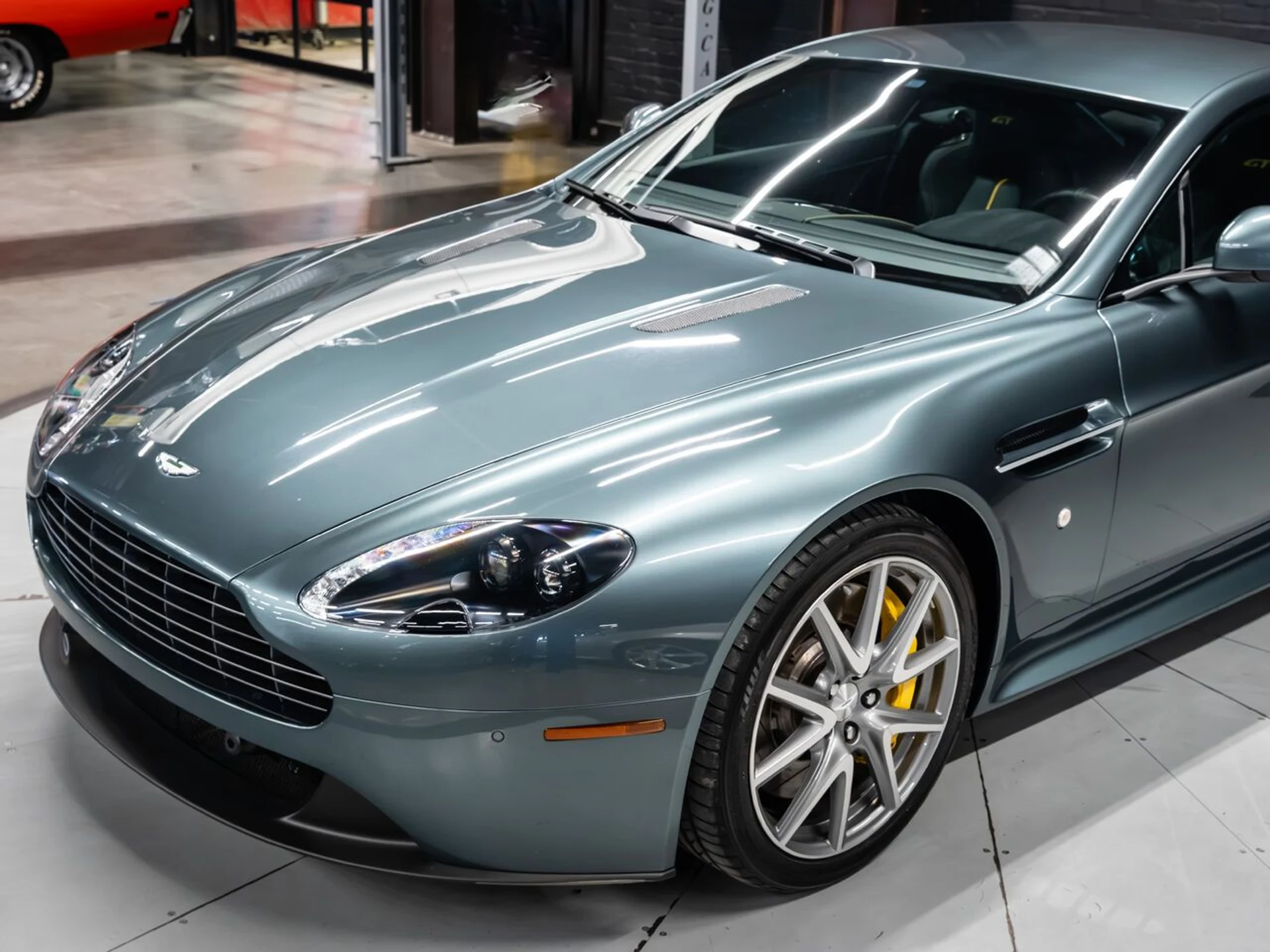mph026_49522230_aston_martin_v8_vantage_2015_c5c2b120c9