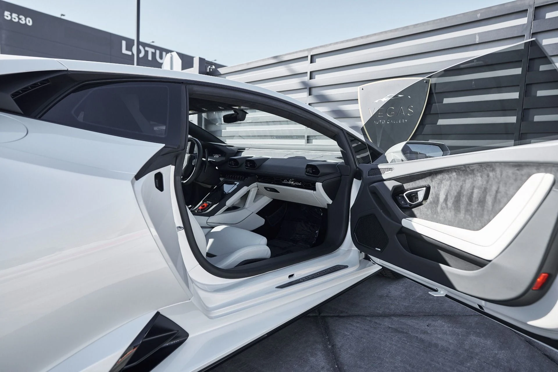 mph026_520888309_Used_2022_Lamborghini_Huracan_EVO_Base_1761947365_146cf6c267