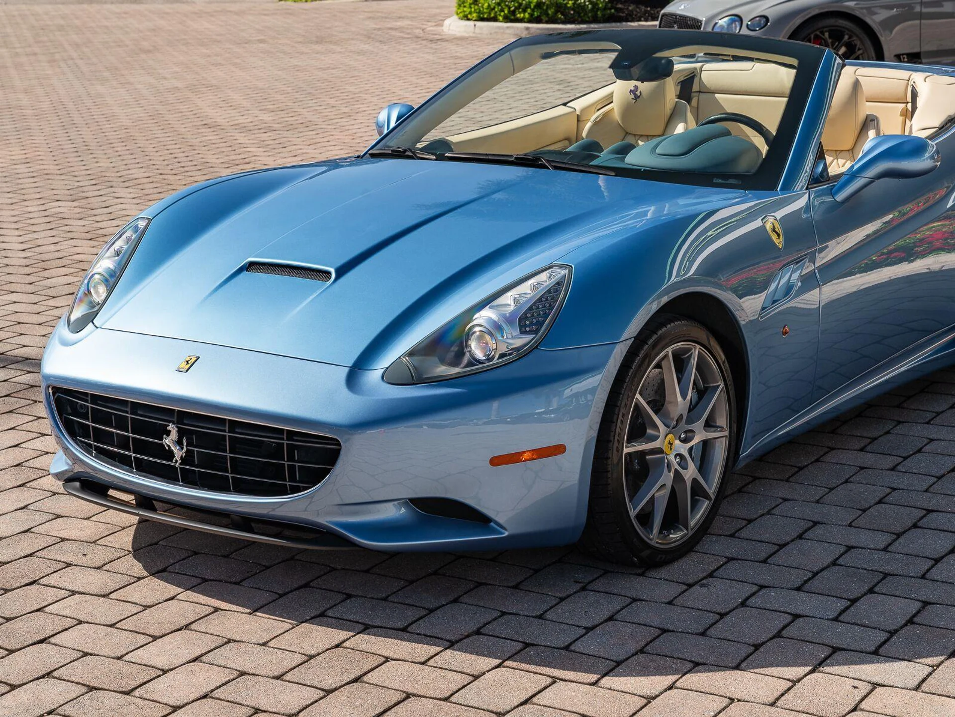 mph026_521718706_Used_2010_Ferrari_California_1793131313_ede8a3b5cb
