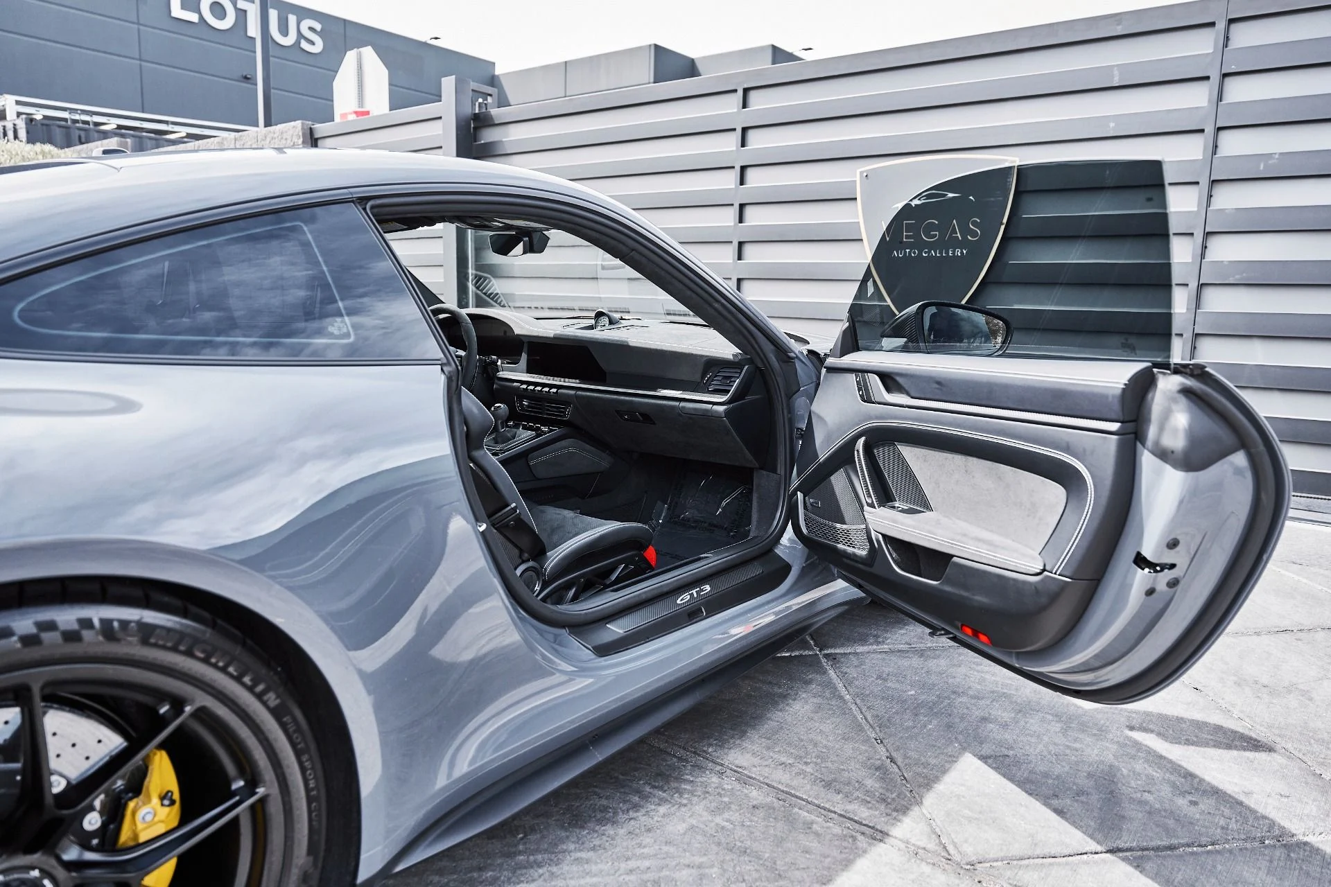 mph026_582326614_Used_2025_Porsche_911_GT_3_1775332878_10a6f96592