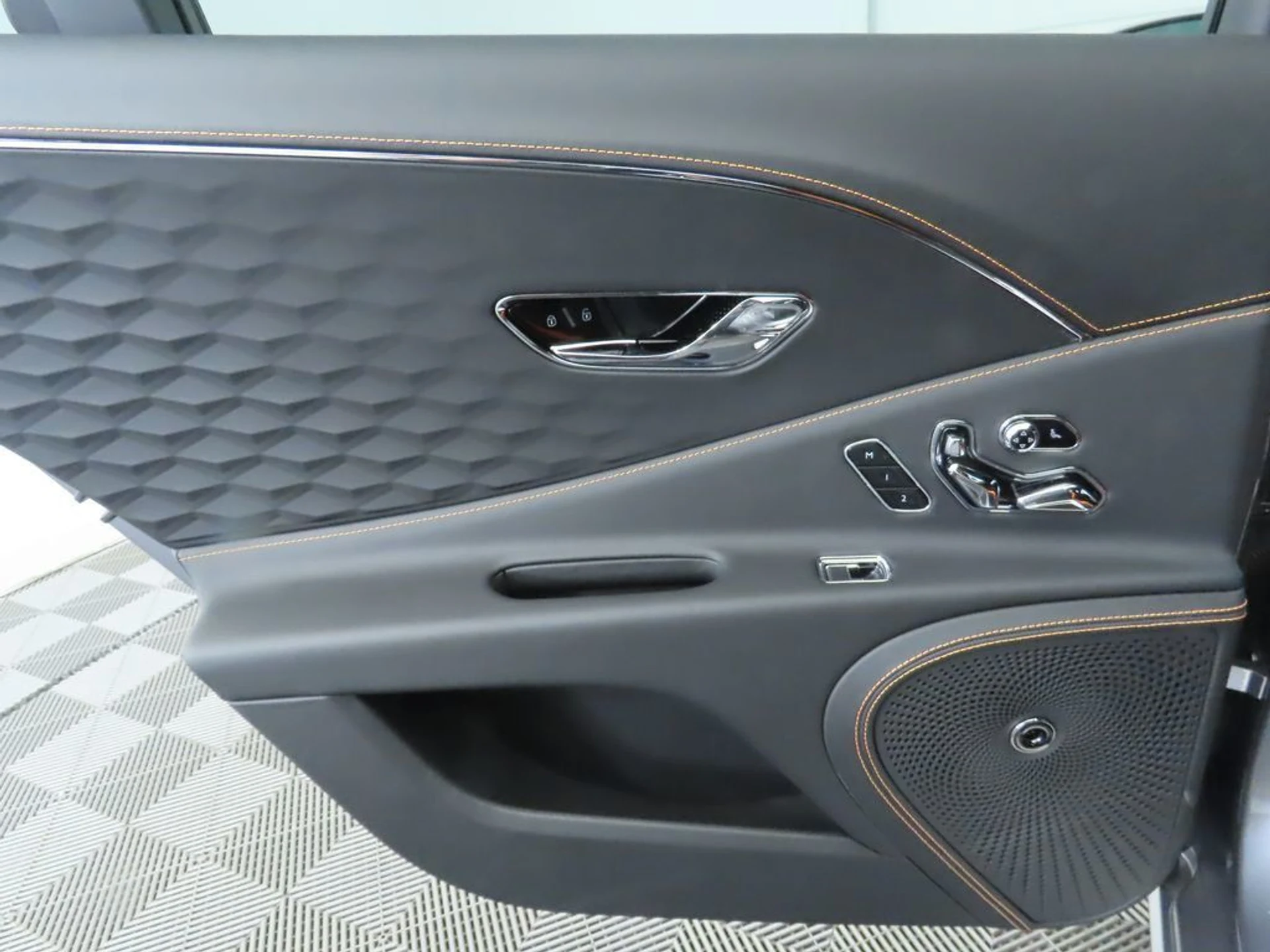 mph026_624797785_new_2025_bentley_flying_spur_speedsedan_8119_22908719_27_1024_fffe82a8b2