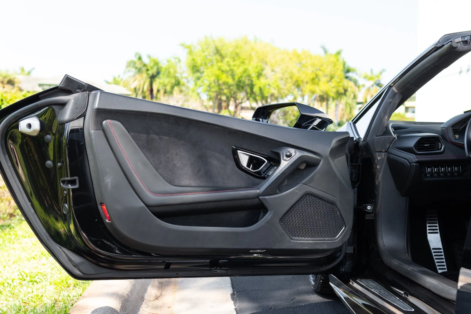 mph026_629726846_Used_2017_Lamborghini_Huracan_LP_610_4_Spyder_1774364183_8c00026863