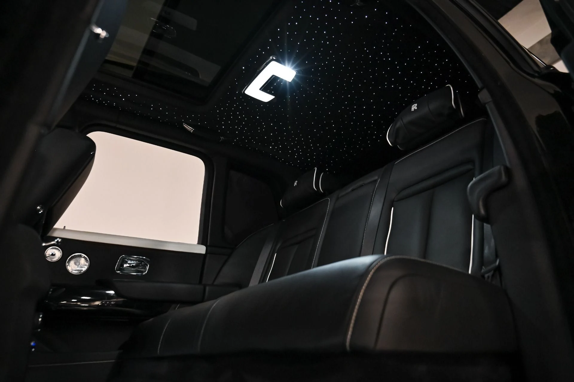 mph026_668206543_Used_2019_Rolls_Royce_Cullinan_1761408905_18d631552d