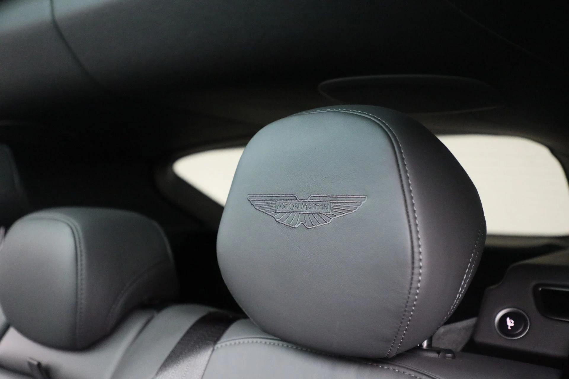 mph026_668468309_New_2025_Aston_Martin_DBX_707_1762018439_fbc6a7918f