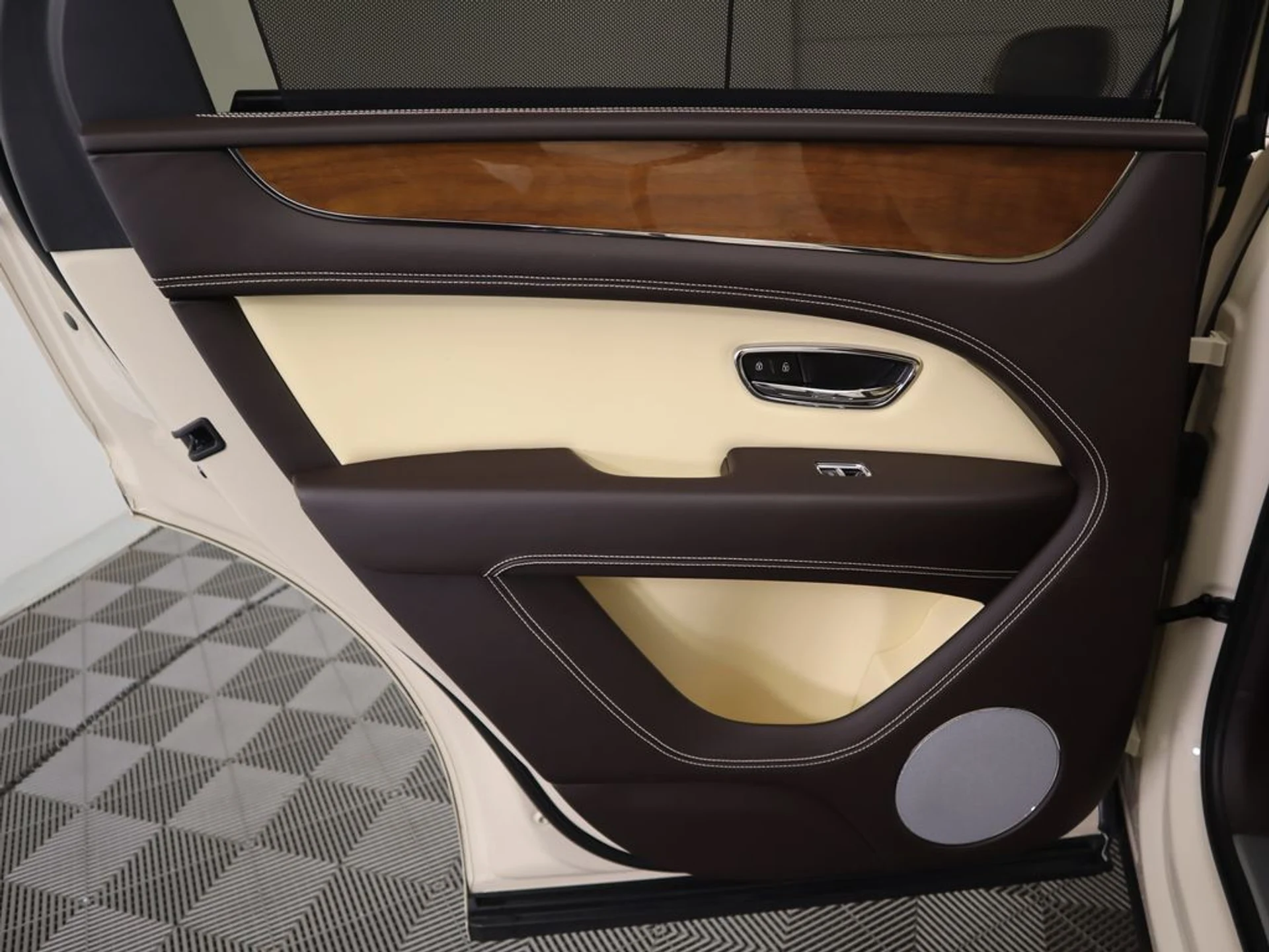 mph026_687353714_used_2023_bentley_bentayga_v8awd_8119_22972993_27_1024_bdaa909e1a